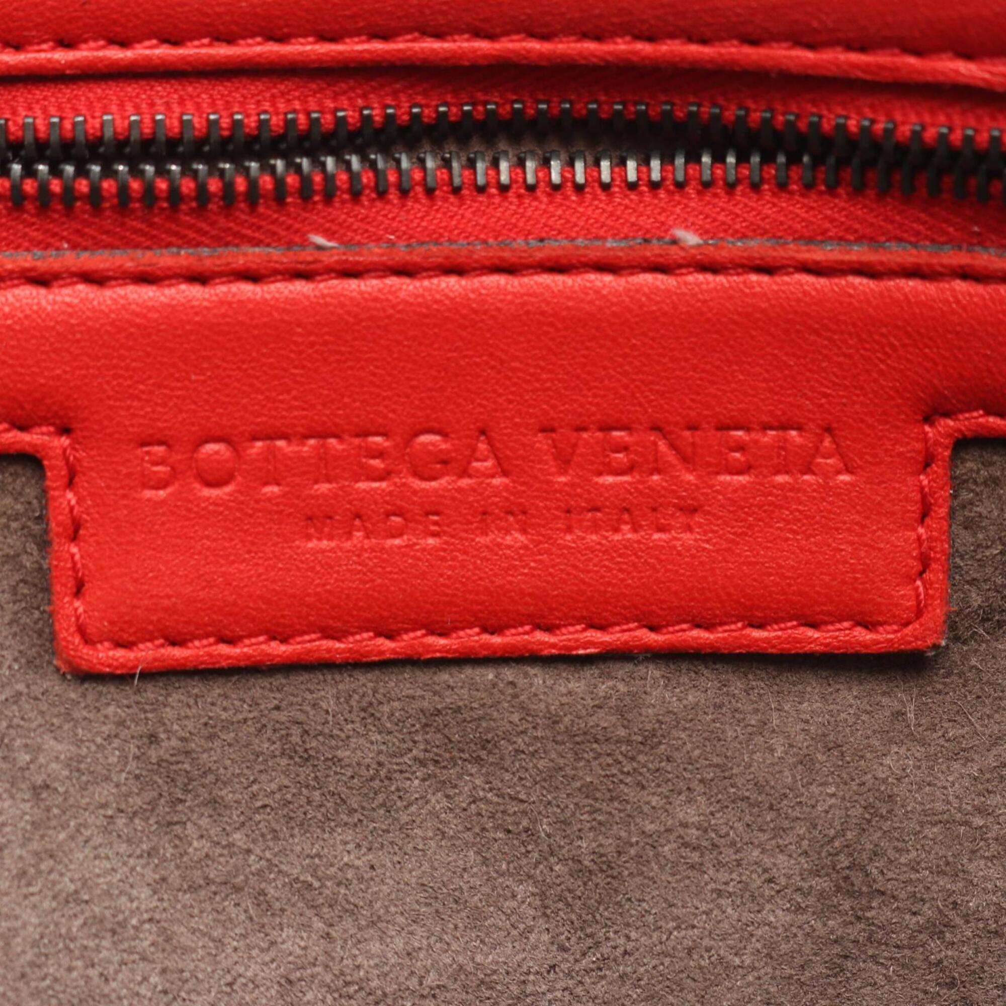 Bottega Veneta Red Color Intrecciato Shoulder Bag (Pre-Owned)