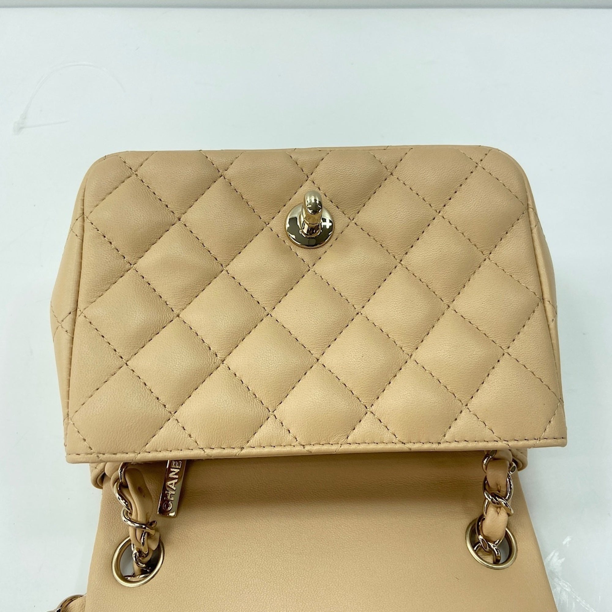 Chanel Beige Shoulder Bag (Pre-Owned)