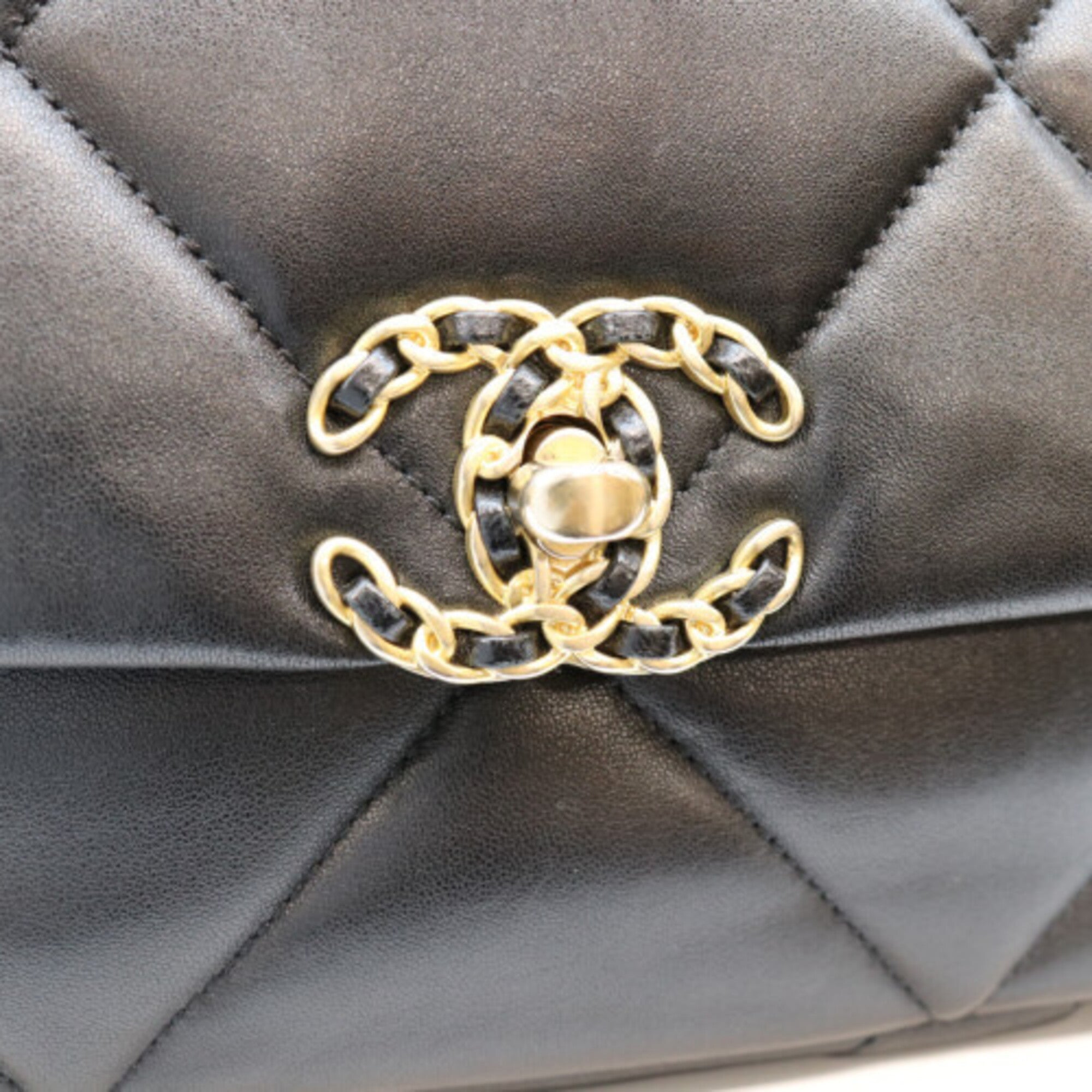 Chanel Black Leather Shoulder Bag (Pre-Owned)