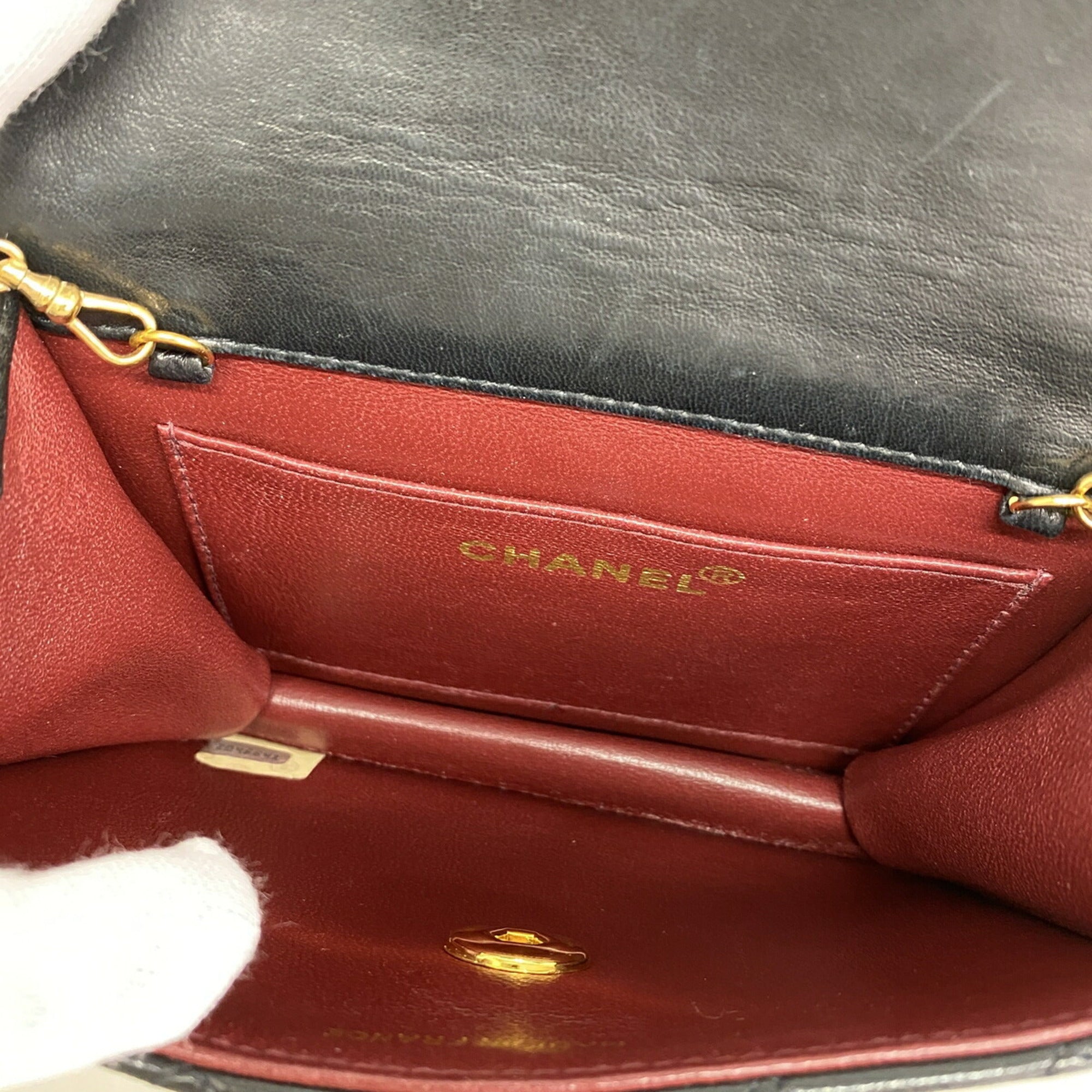 Chanel Black Leather Shoulder Bag (Pre-Owned)