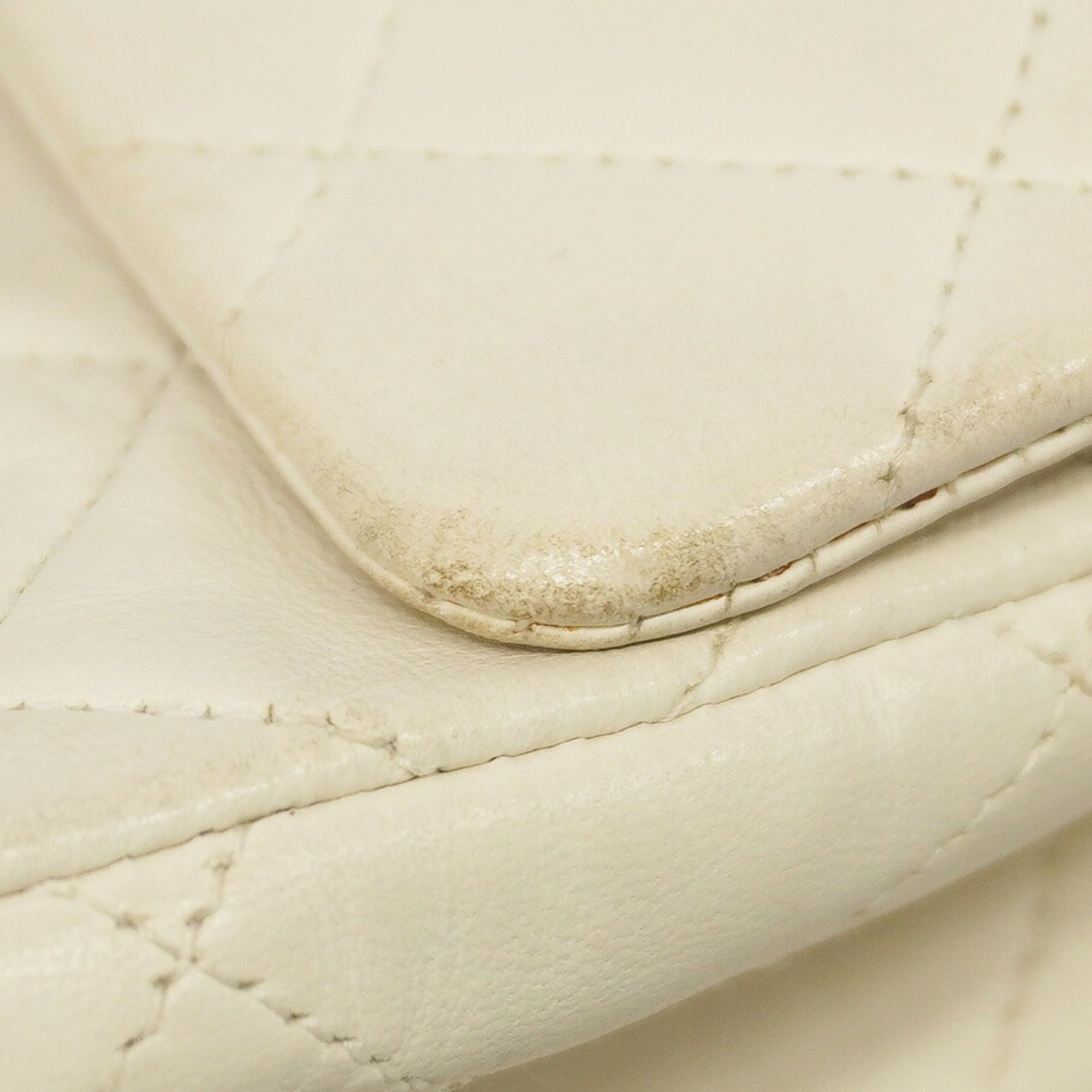 Chanel White Leather Shoulder Bag (Pre-Owned)