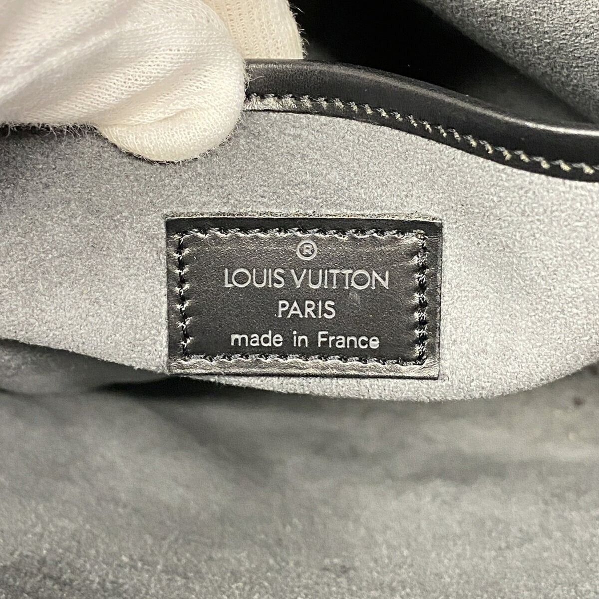 Louis Vuitton Noir Handbag (Pre-Owned)