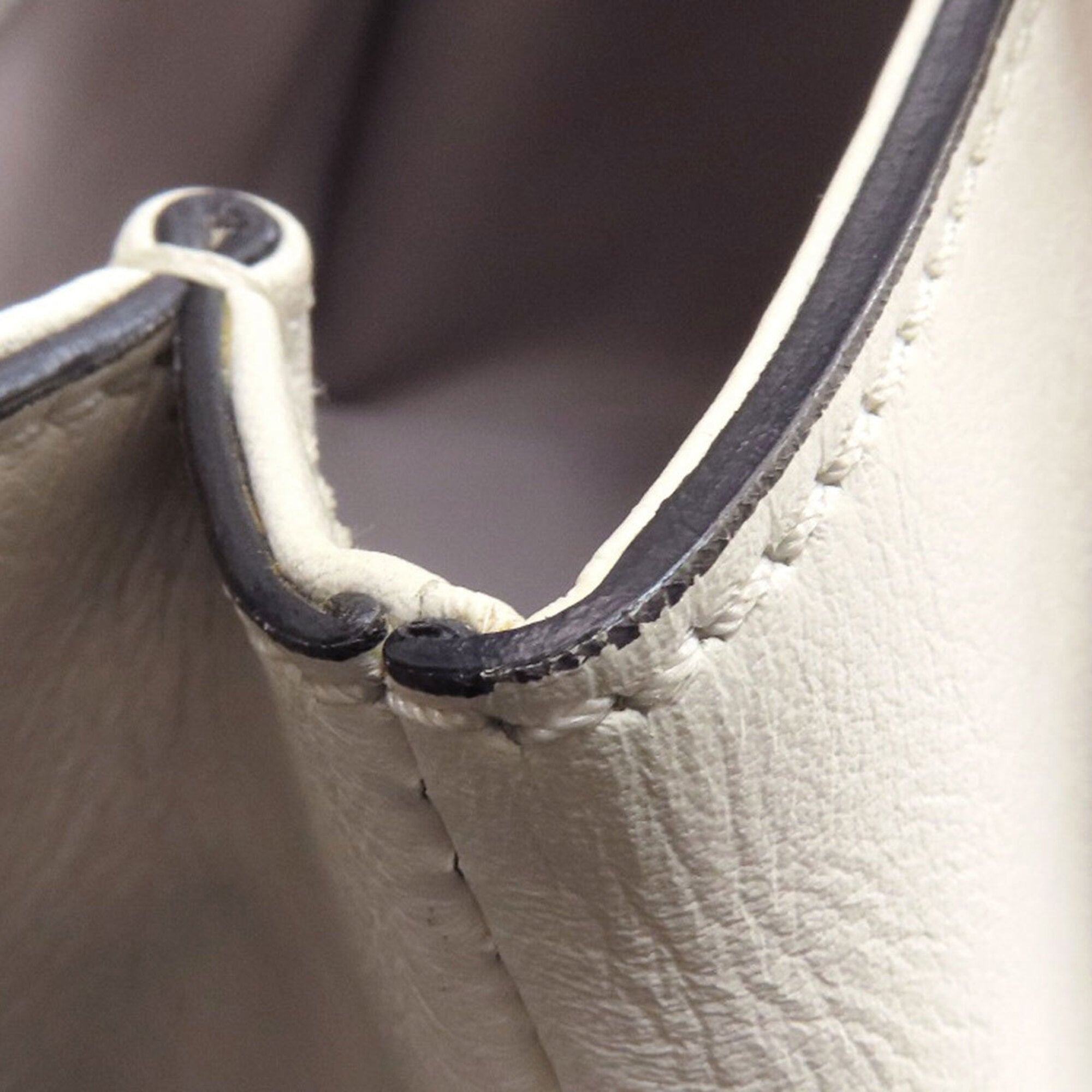 Tod's White Leather Handbag (Pre-Owned)