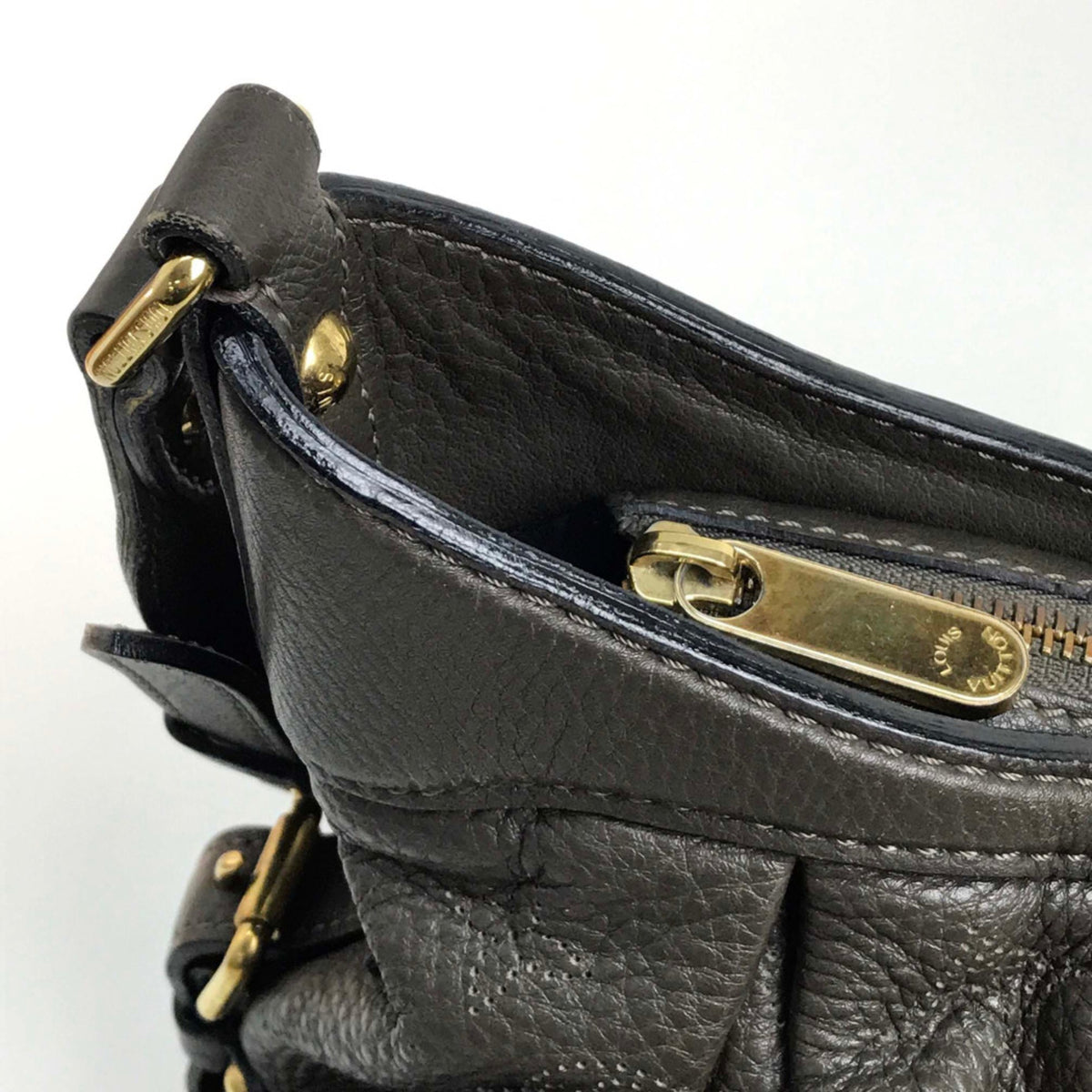 Louis Vuitton Gray Other Shoulder Bag (Pre-Owned)