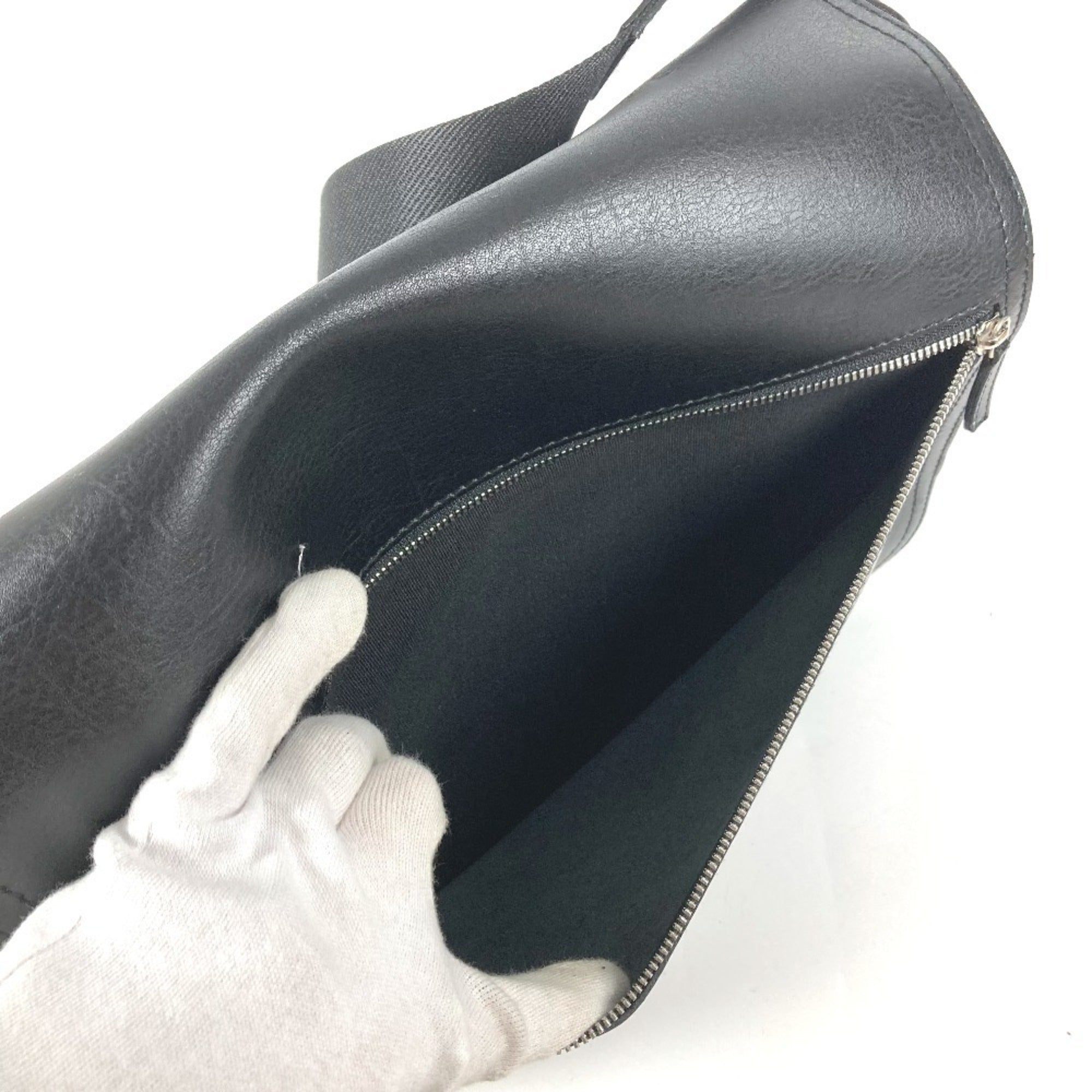 Salvatore Ferragamo Black Leather Messenger Bag Shoulder Bag (Pre-Owned)