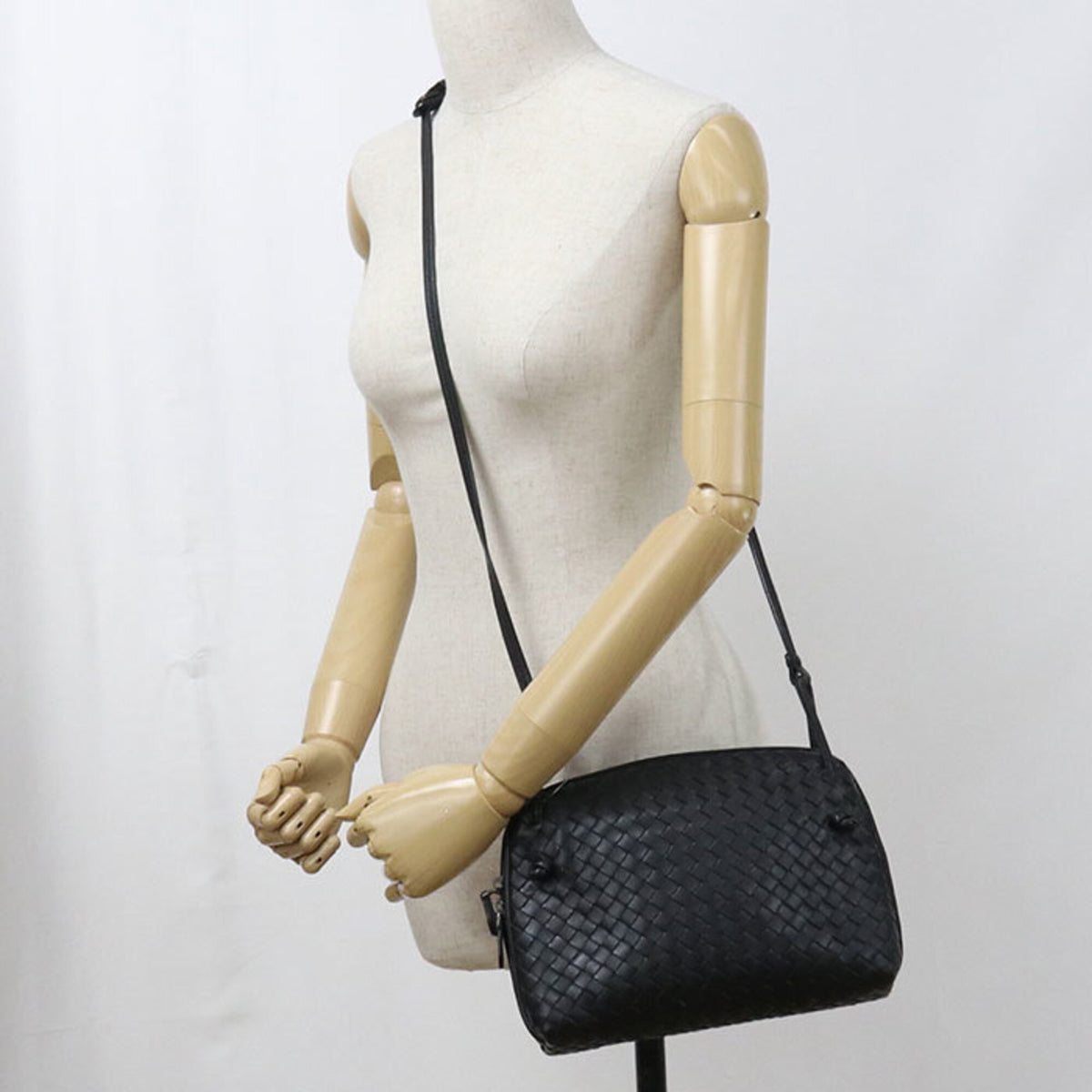 Bottega Veneta Black Leather Shoulder Bag (Pre-Owned)