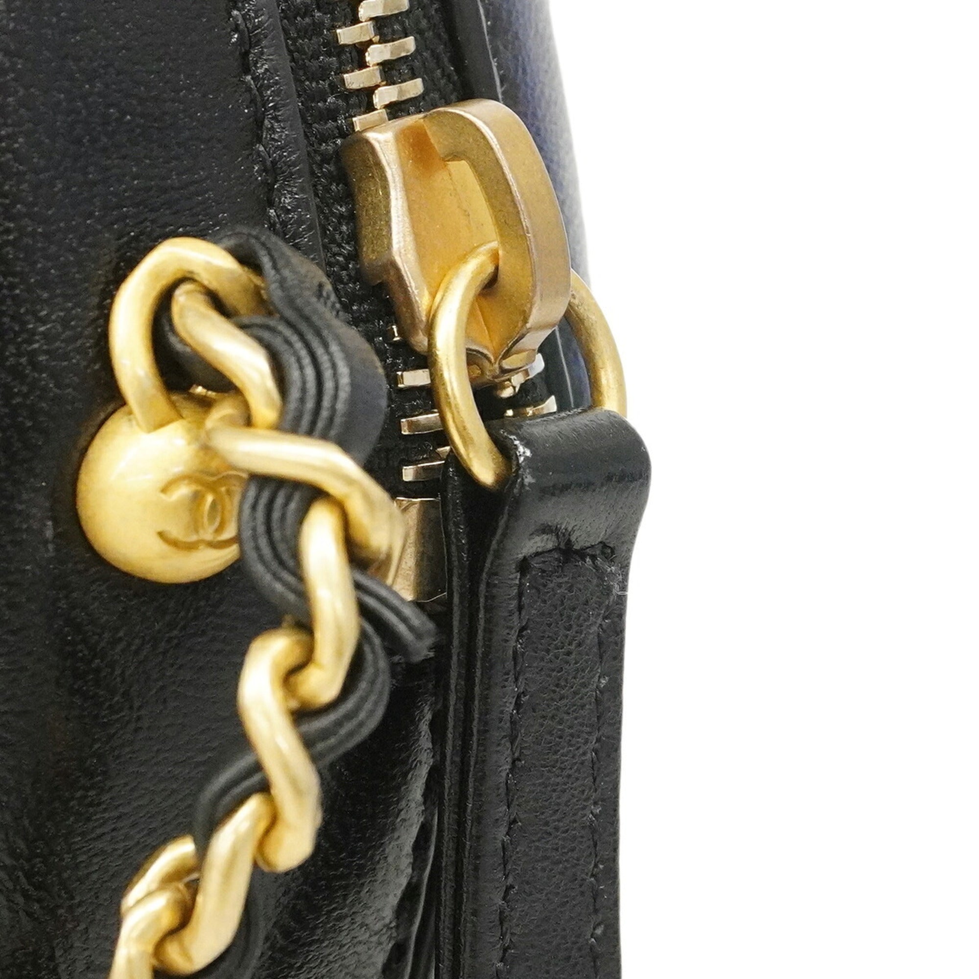 Chanel Black Leather Shoulder Bag (Pre-Owned)
