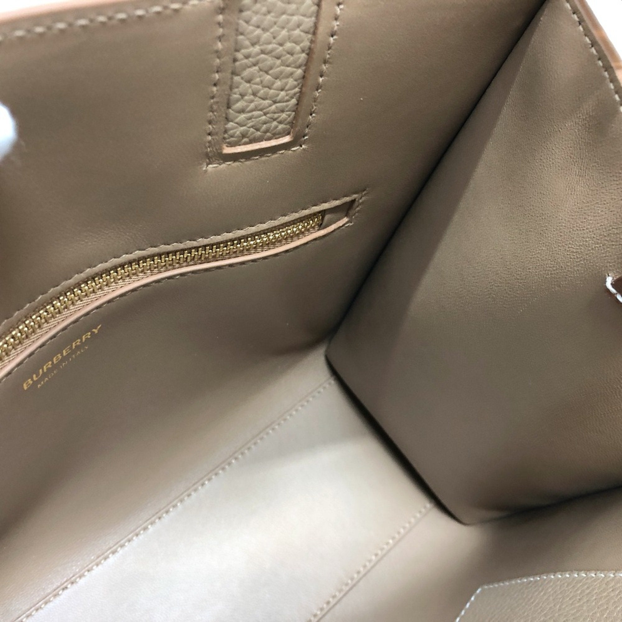 Burberry White Leather Handbag (Pre-Owned)
