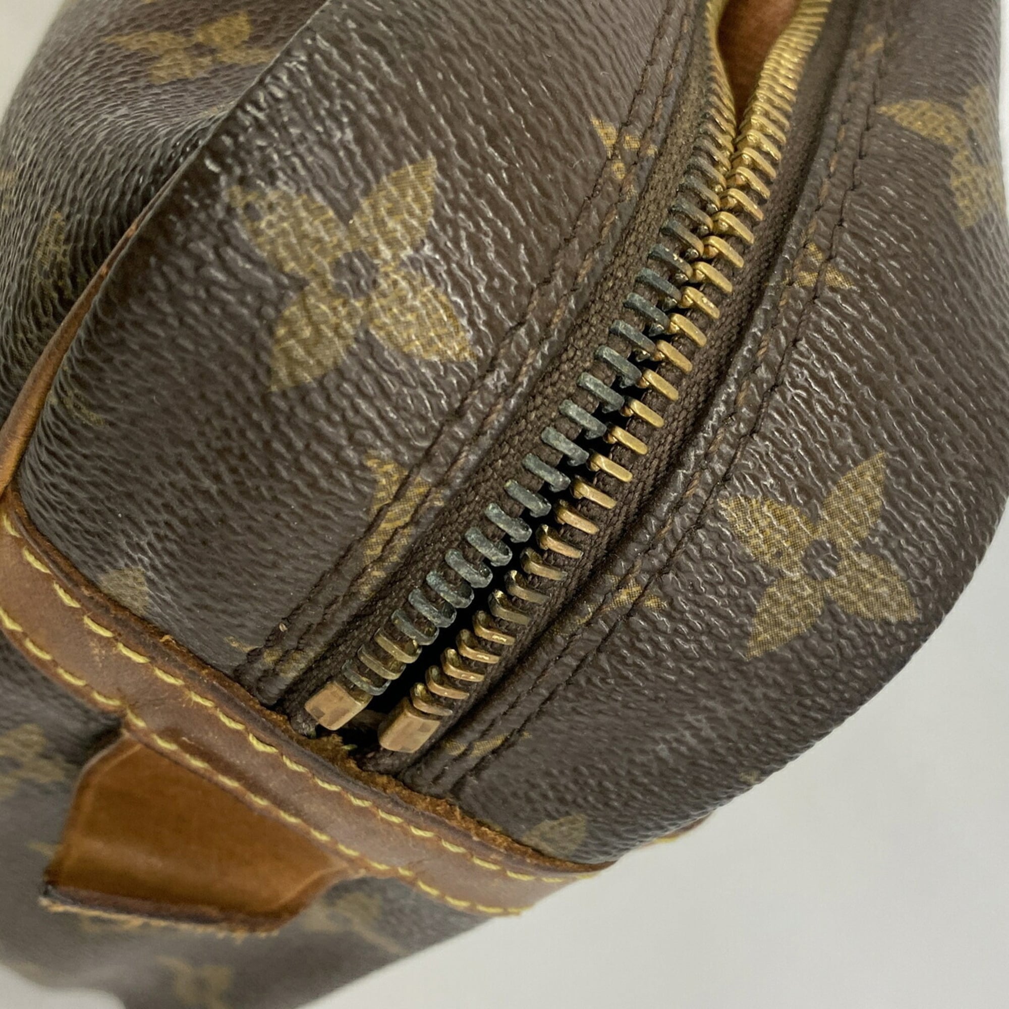 Louis Vuitton Brown Clutch Bag (Pre-Owned)