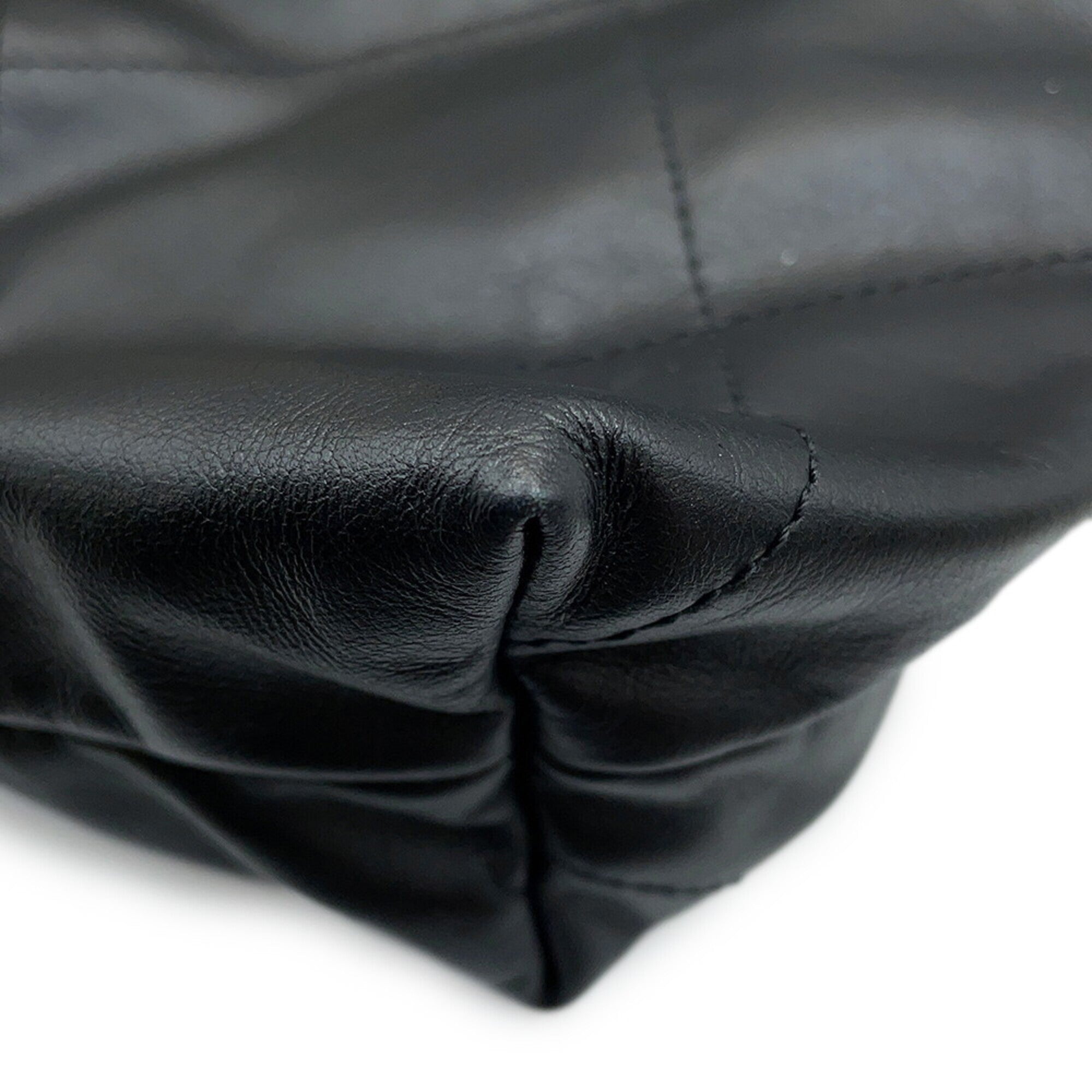 Chanel Black Leather Handbag (Pre-Owned)