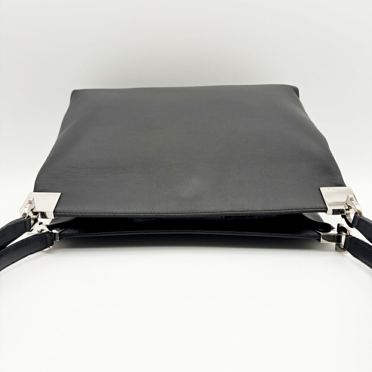 Salvatore Ferragamo Black Leather Shoulder Bag (Pre-Owned)