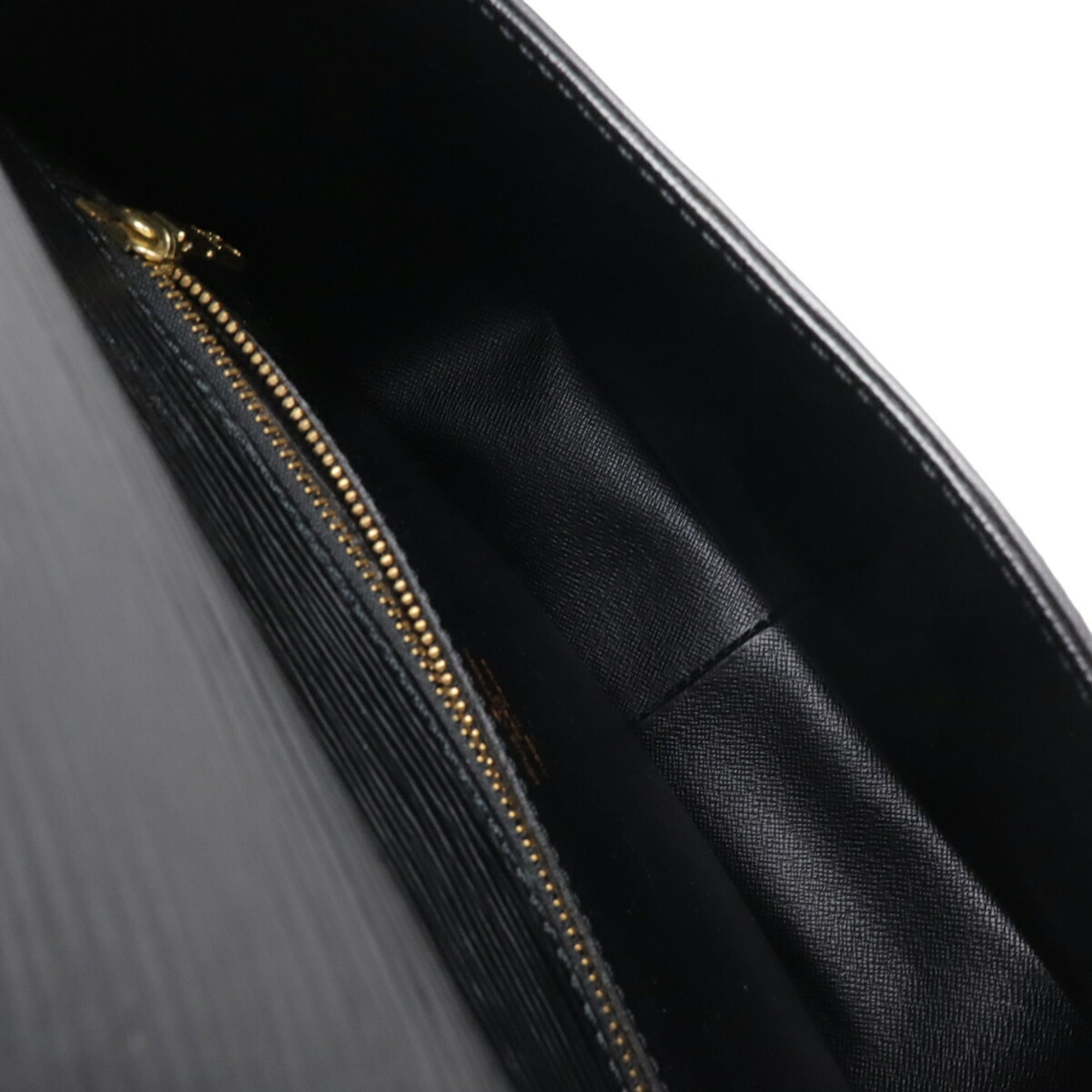Louis Vuitton Black Noir Epi Leather Pochette Shoulder Bag (Pre-Owned)