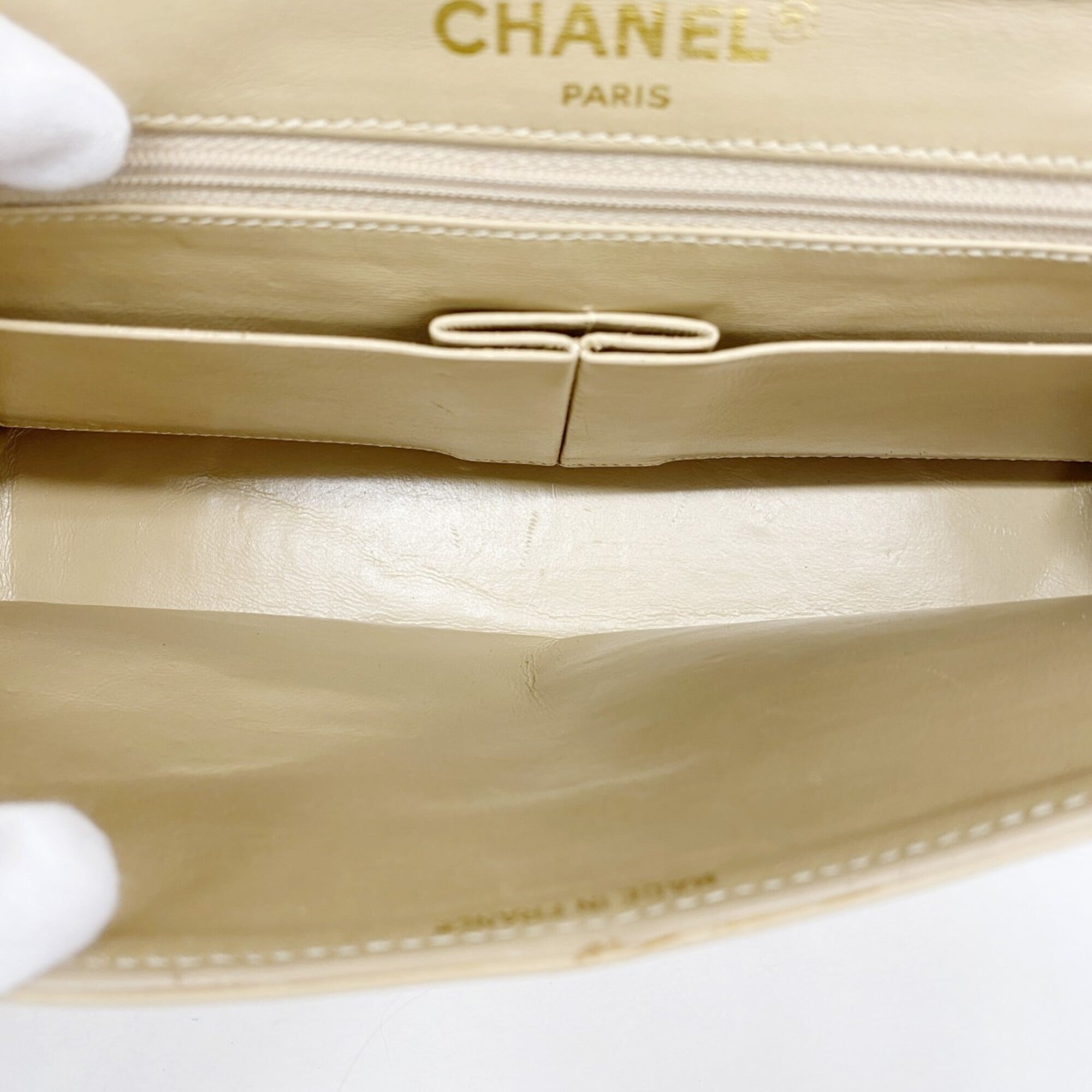 Chanel Beige Leather Shoulder Bag (Pre-Owned)