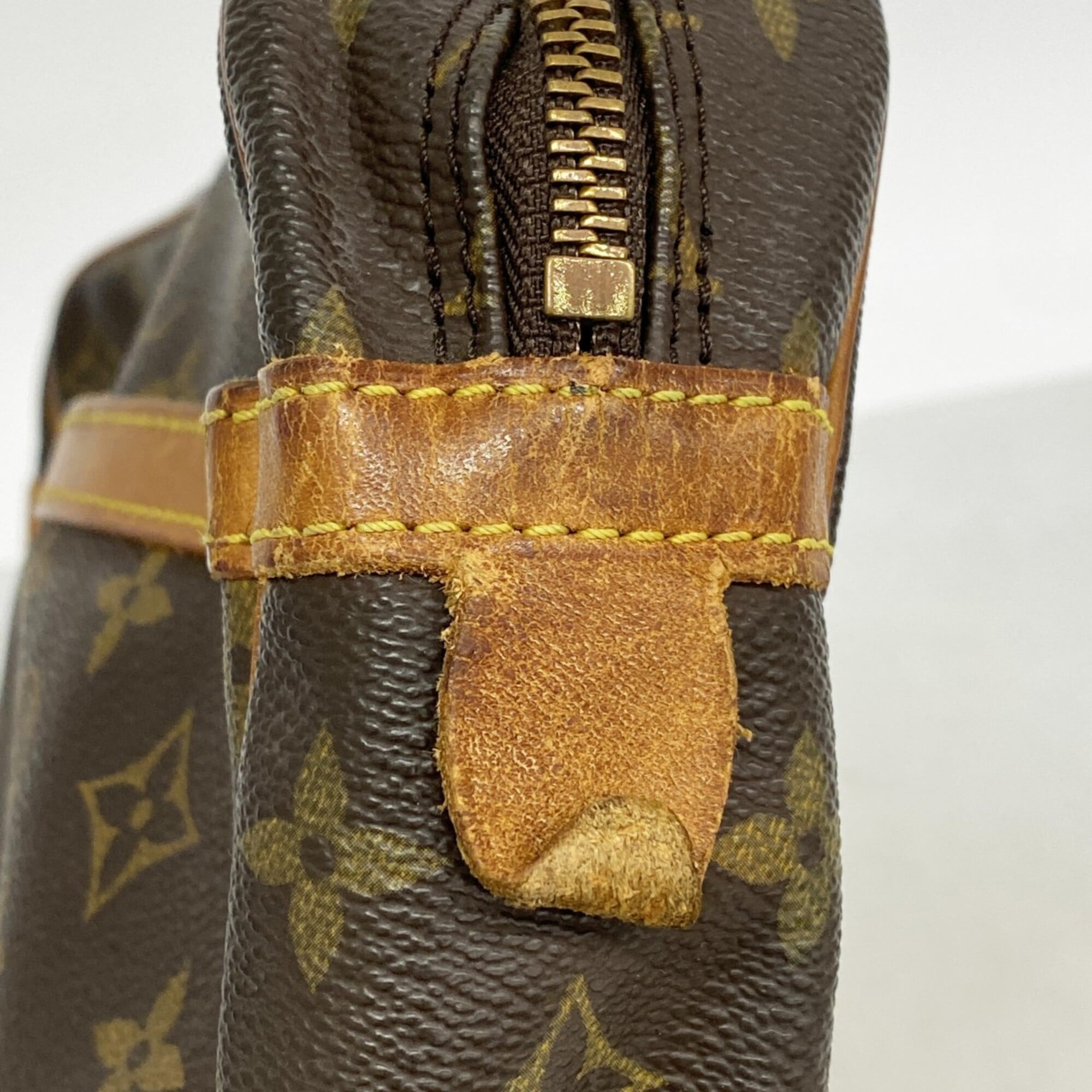 Louis Vuitton Brown Clutch Bag (Pre-Owned)