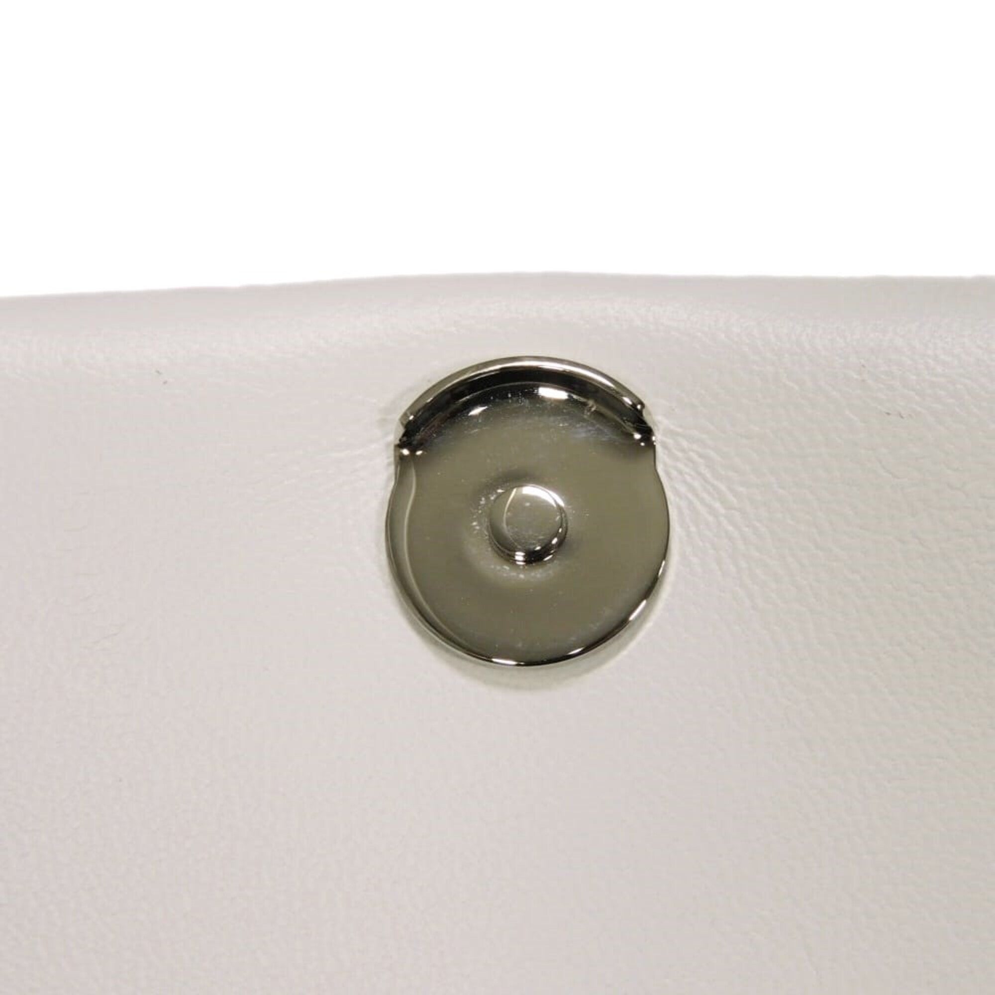 Burberry White Leather Shoulder Bag (Pre-Owned)