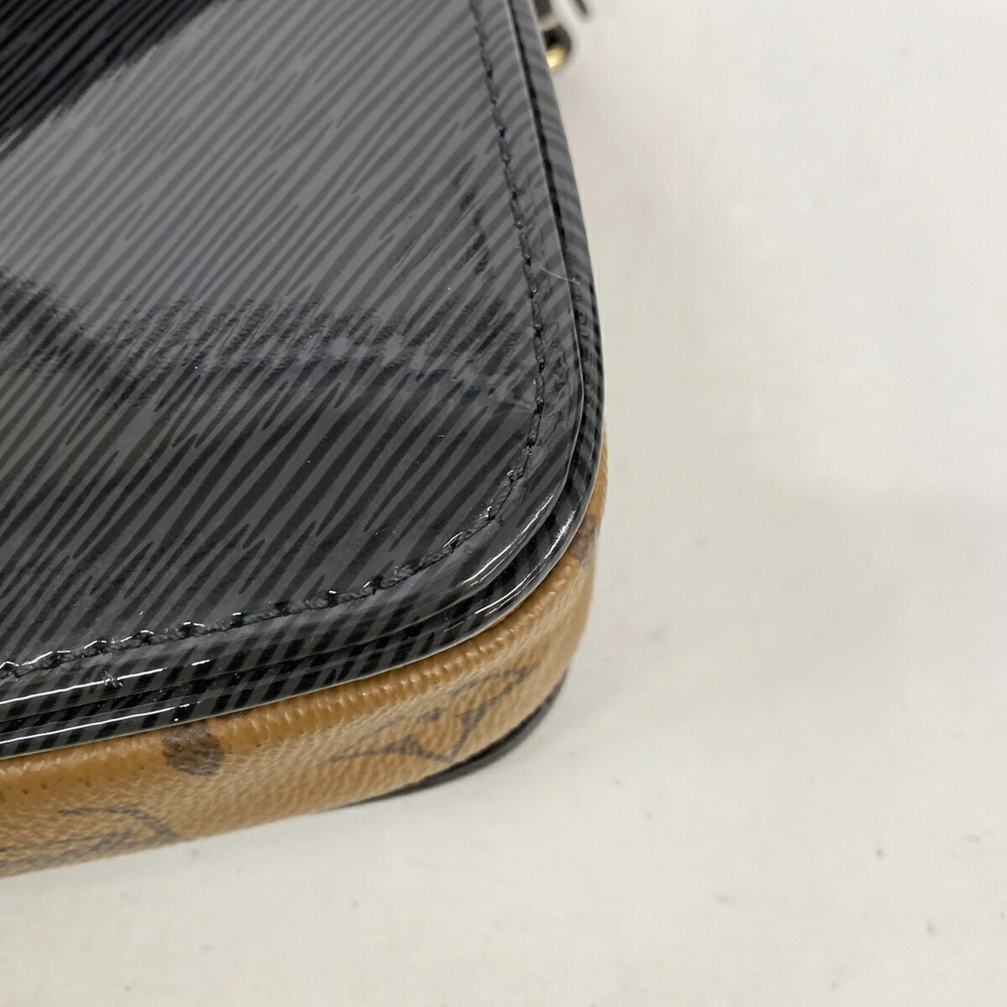 Louis Vuitton Black Handbag (Pre-Owned)