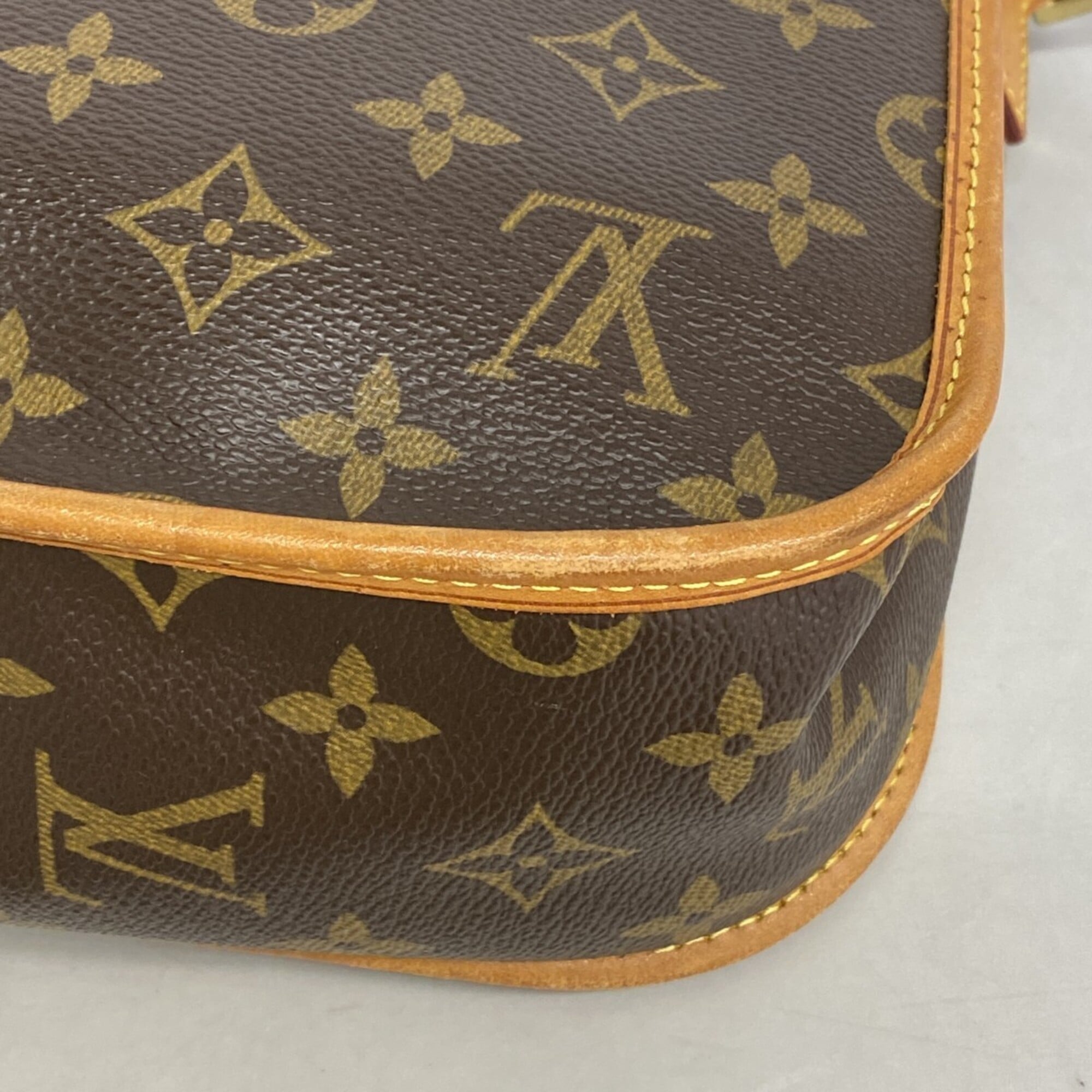 Louis Vuitton Brown Shoulder Bag (Pre-Owned)