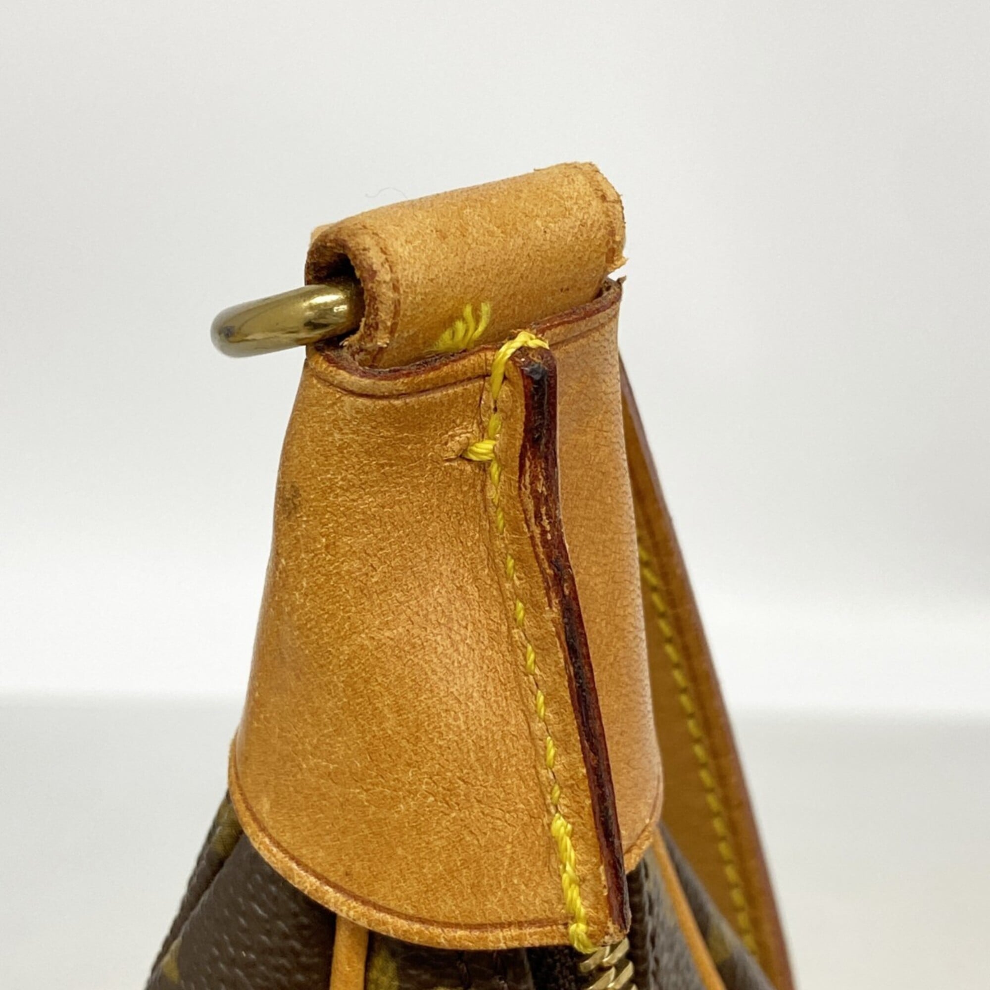 Louis Vuitton Brown Shoulder Bag (Pre-Owned)