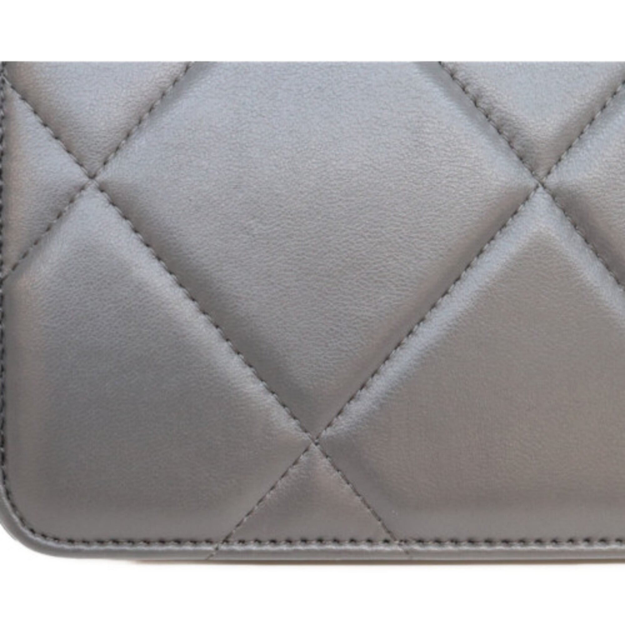 Chanel Gray Leather Shoulder Bag (Pre-Owned)