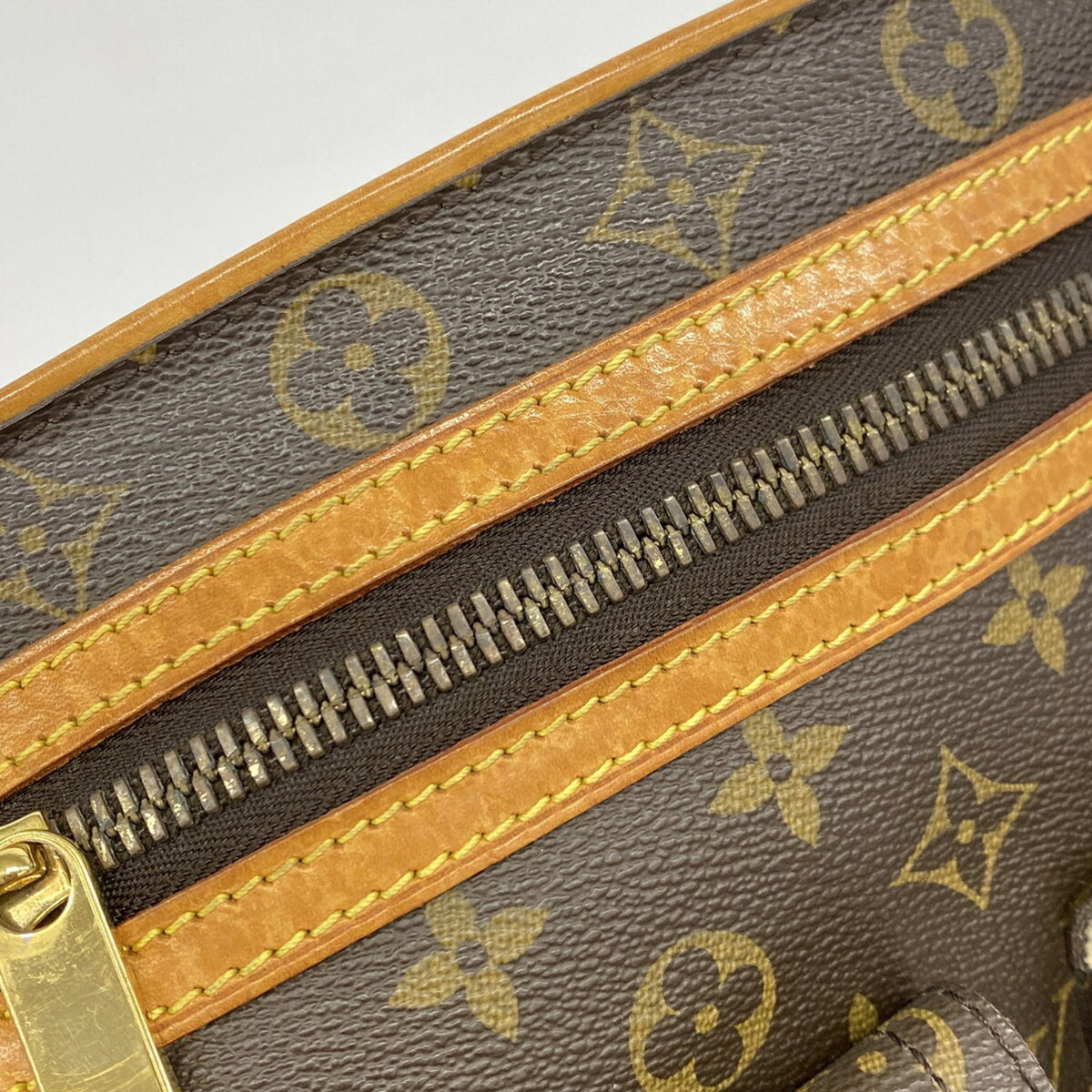 Louis Vuitton Brown Shoulder Bag (Pre-Owned)