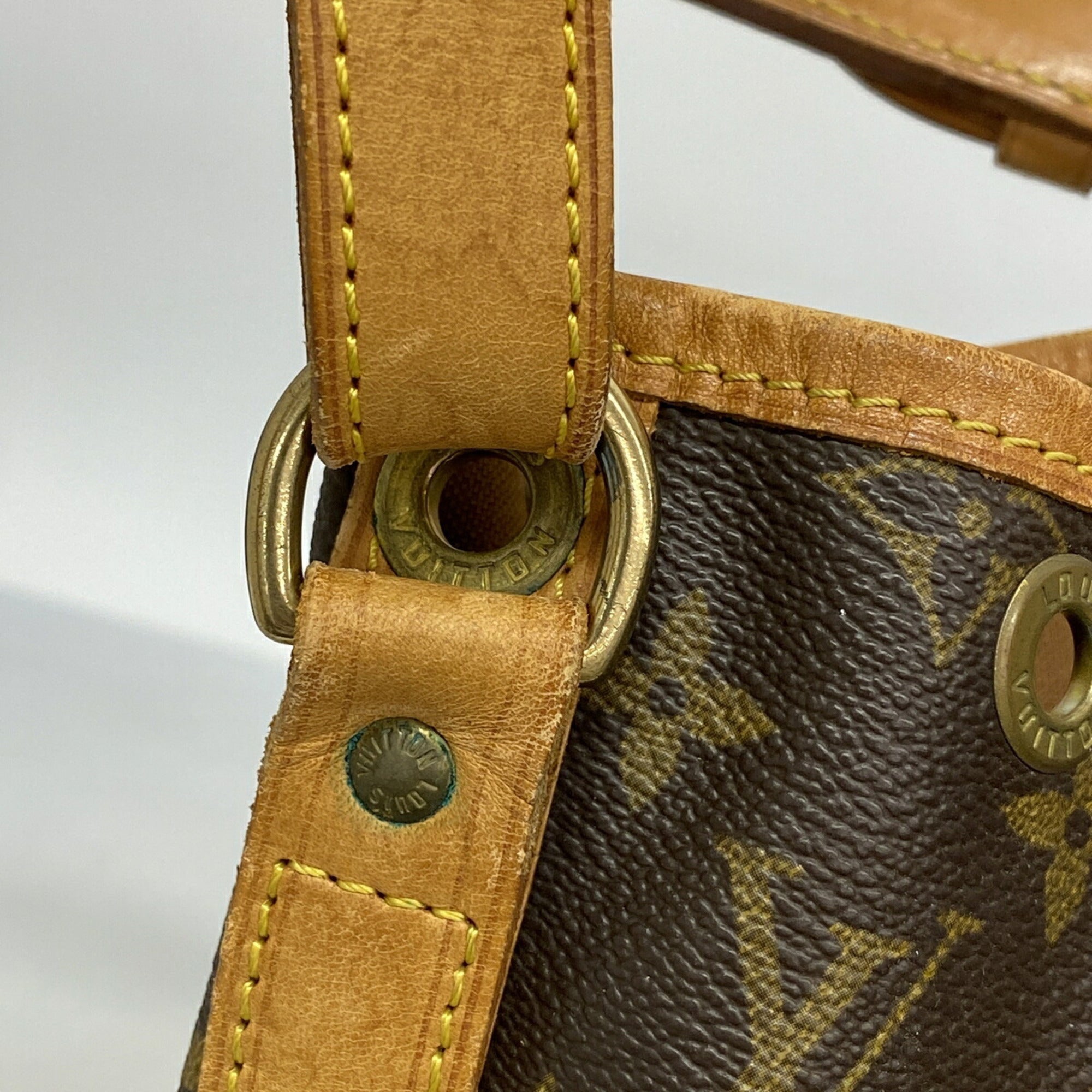 Louis Vuitton Brown Shoulder Bag (Pre-Owned)