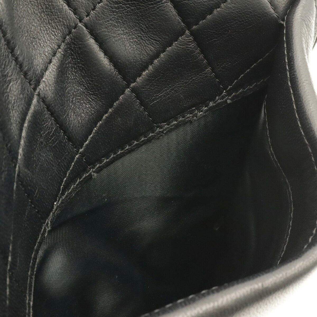 Chanel Black Leather Shoulder Bag (Pre-Owned)