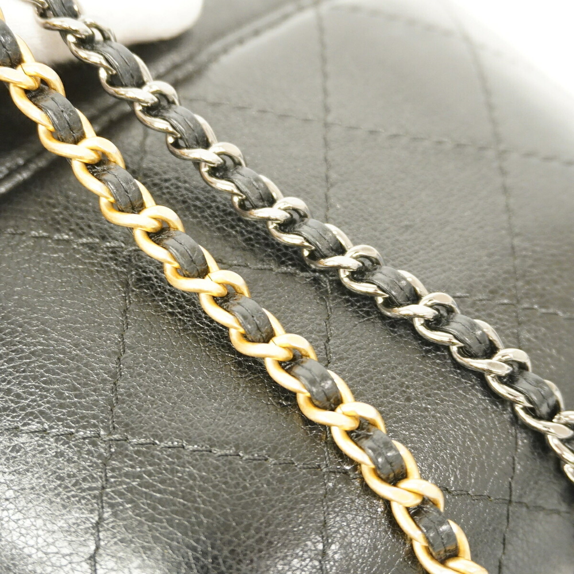 Chanel Black Leather Shoulder Bag (Pre-Owned)