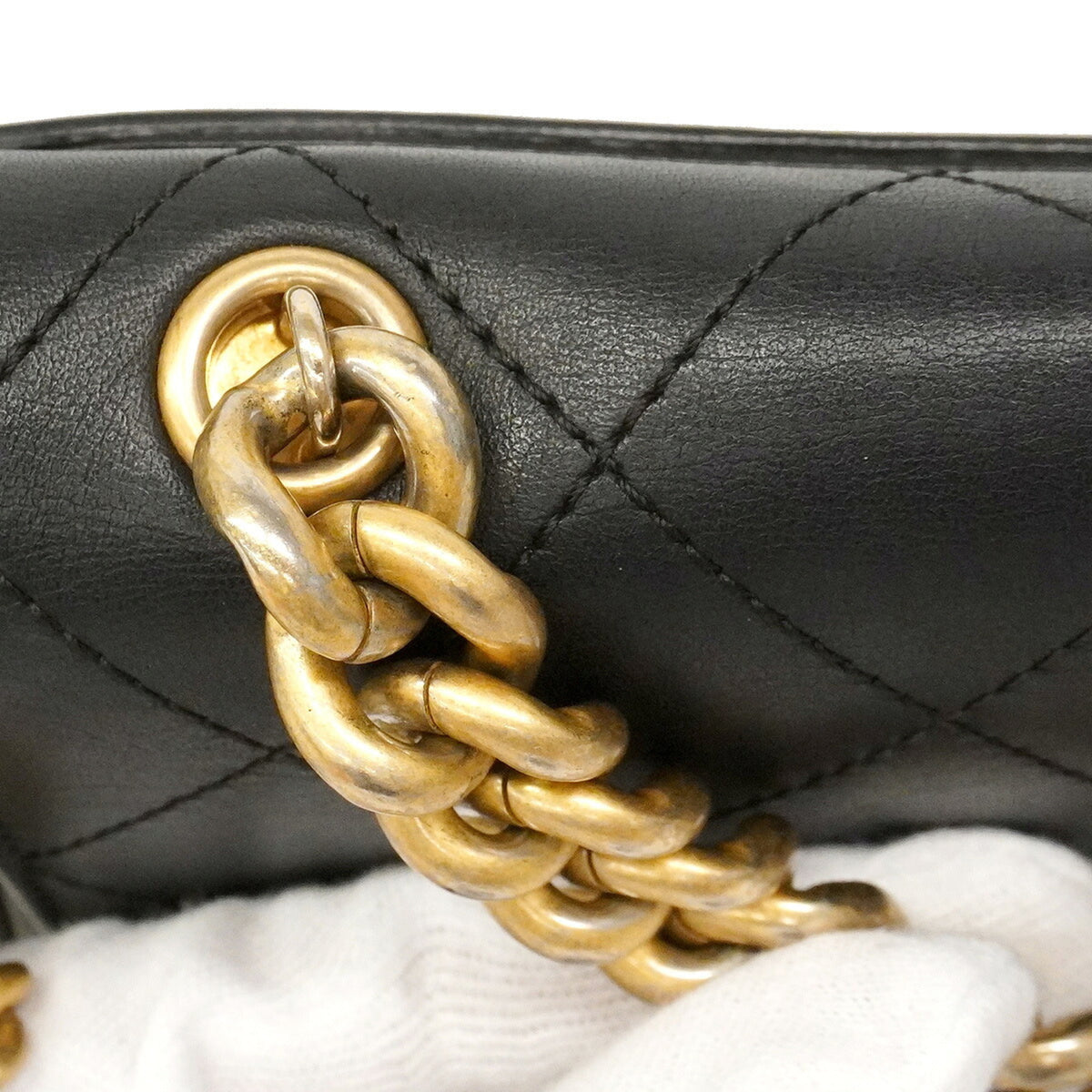 Chanel Black Leather Shoulder Bag (Pre-Owned)