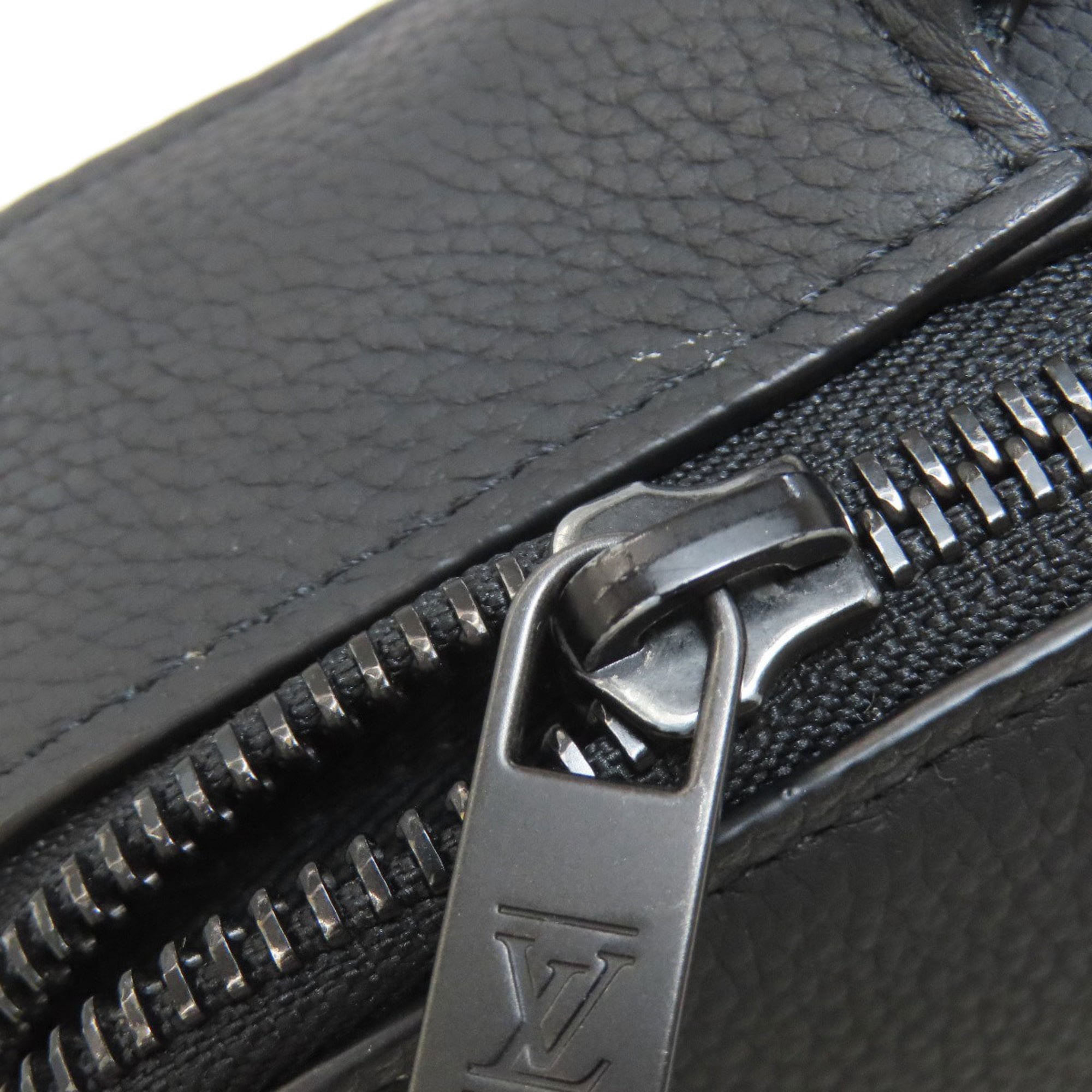 Louis Vuitton Noir Shoulder Bag (Pre-Owned)