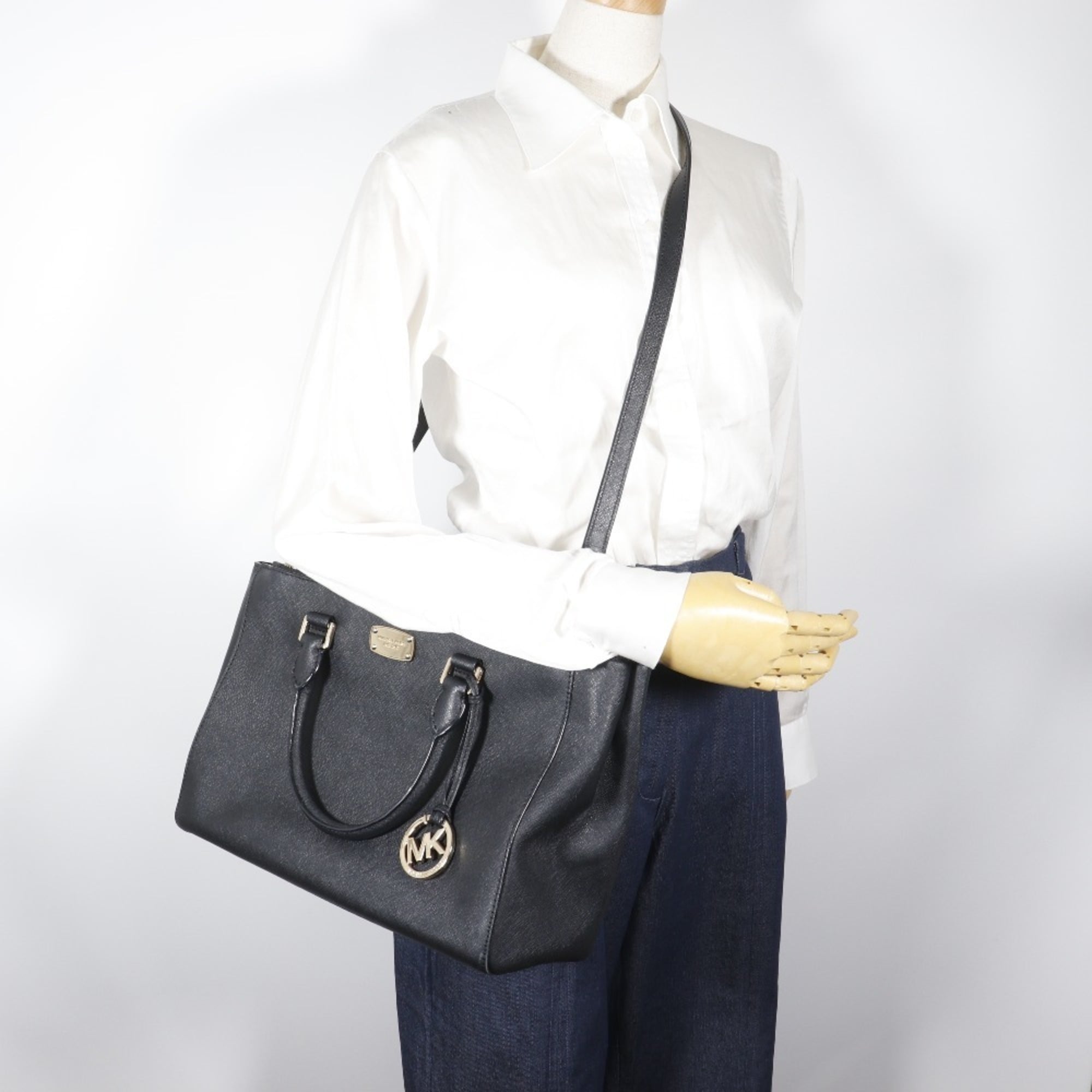 Michael Kors Black Leather Handbag (Pre-Owned)