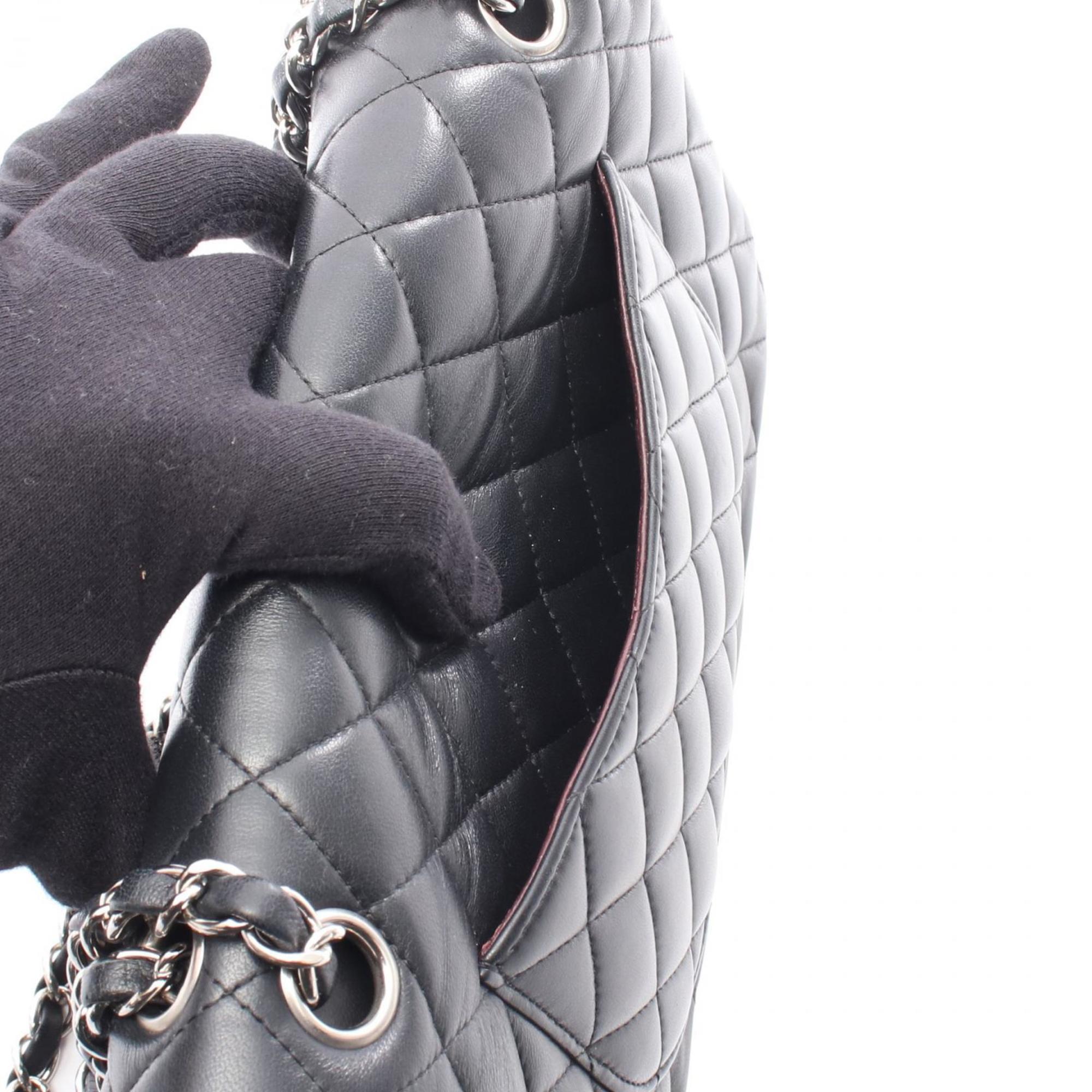Chanel Black Leather Shoulder Bag (Pre-Owned)