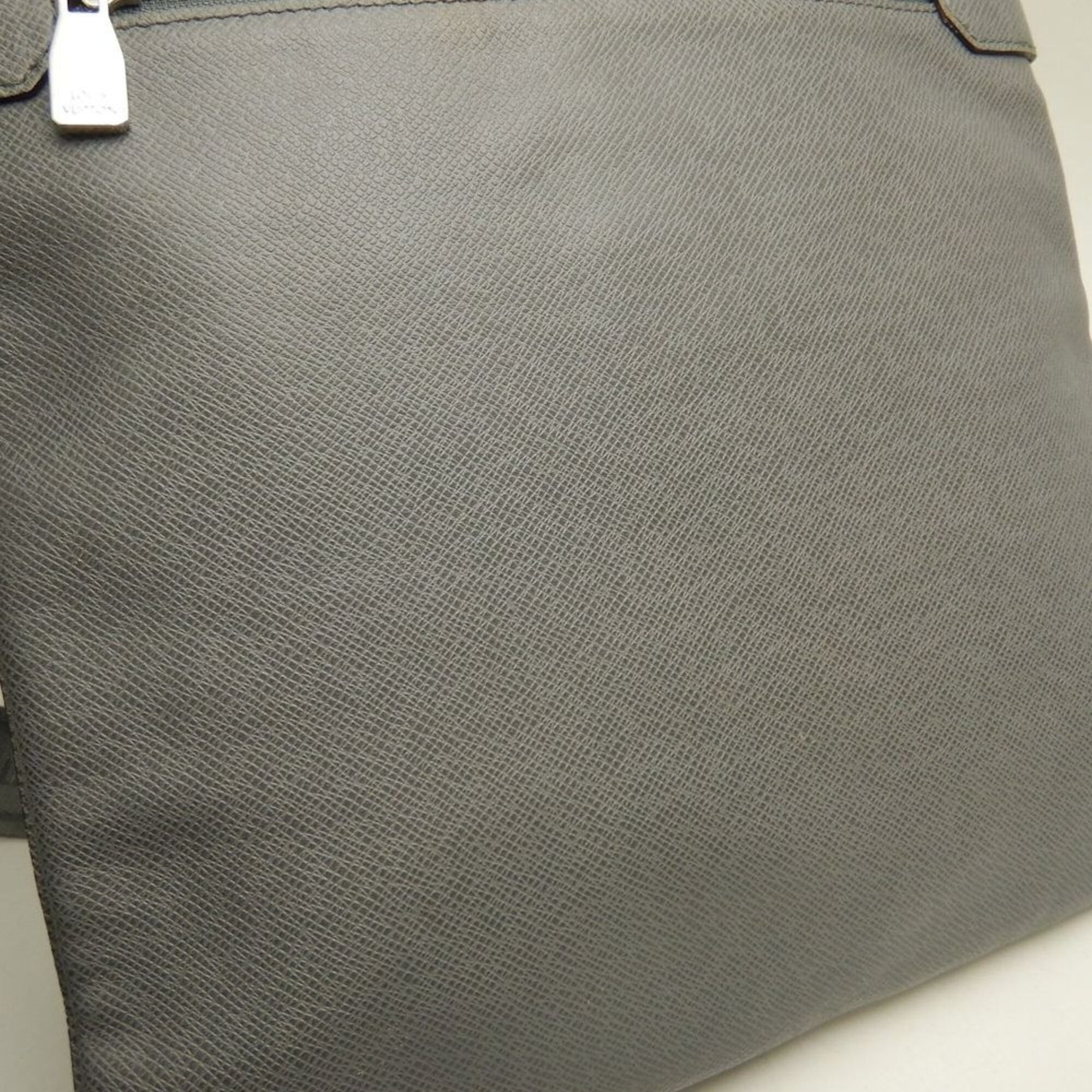 Louis Vuitton Taiga Glacier Taiga Leather Shoulder Bag (Pre-Owned)