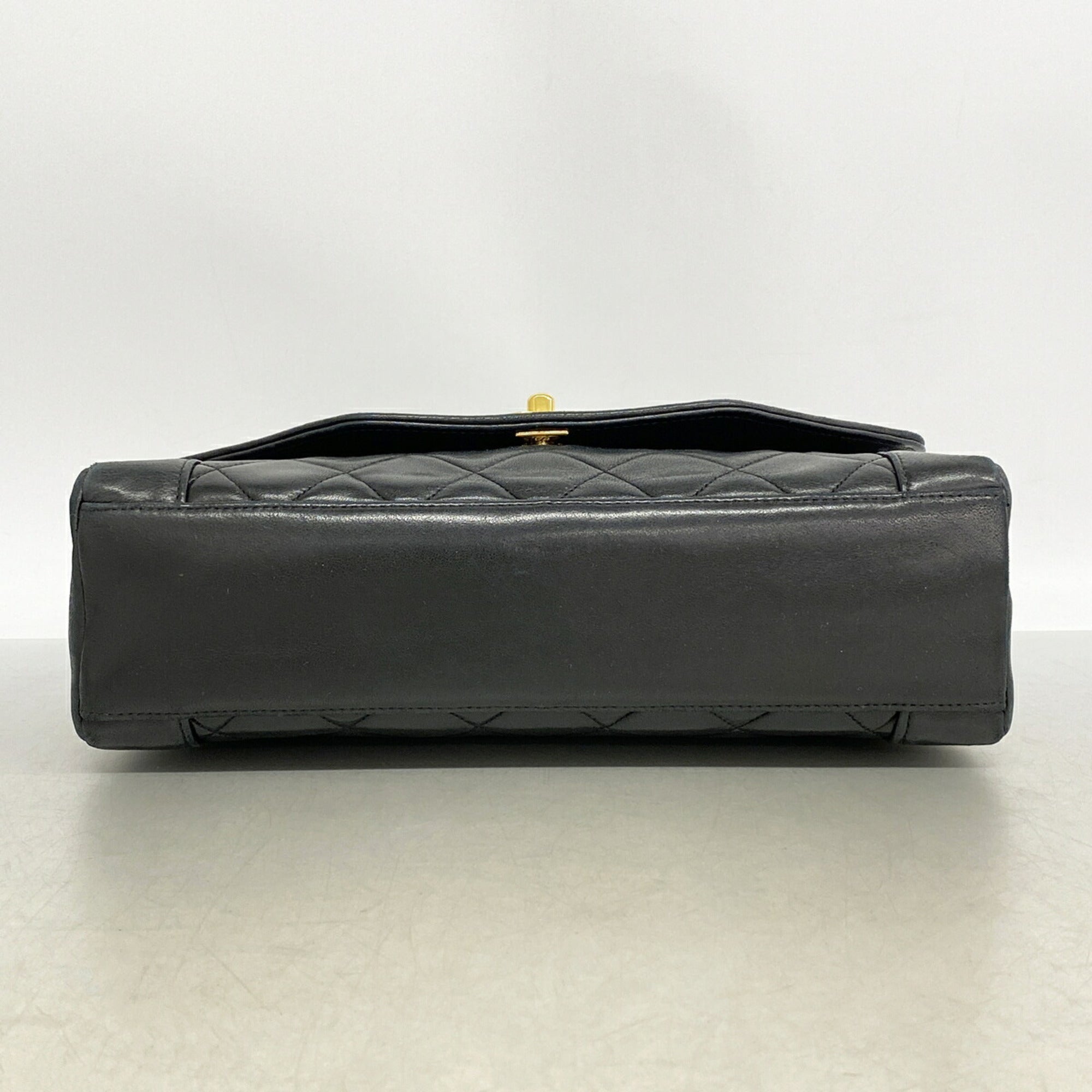 Chanel Black Leather Shoulder Bag (Pre-Owned)