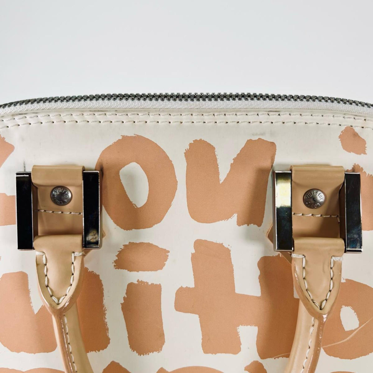 Louis Vuitton Beige Leather Handbag (Pre-Owned)