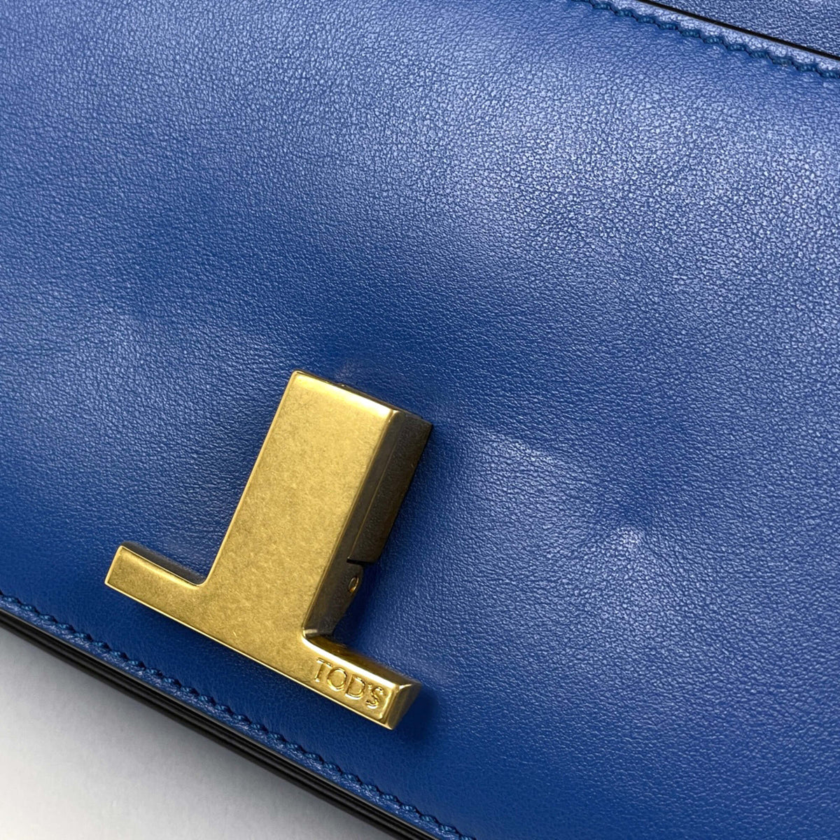 Tod's Blue Leather Shoulder Bag (Pre-Owned)