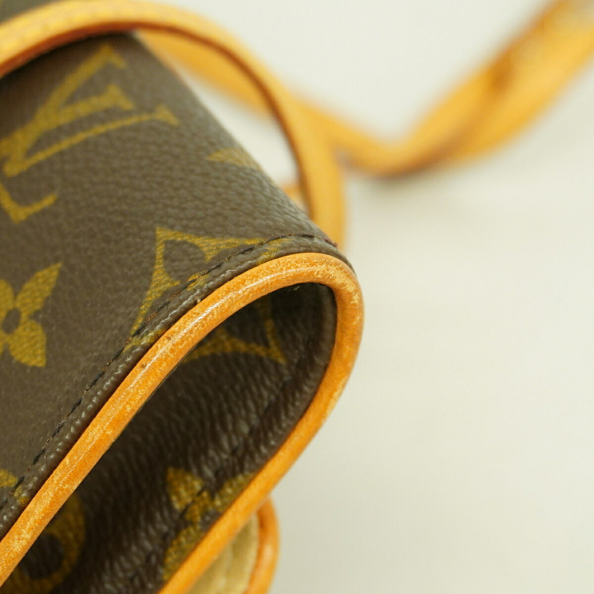 Louis Vuitton Brown Shoulder Bag (Pre-Owned)