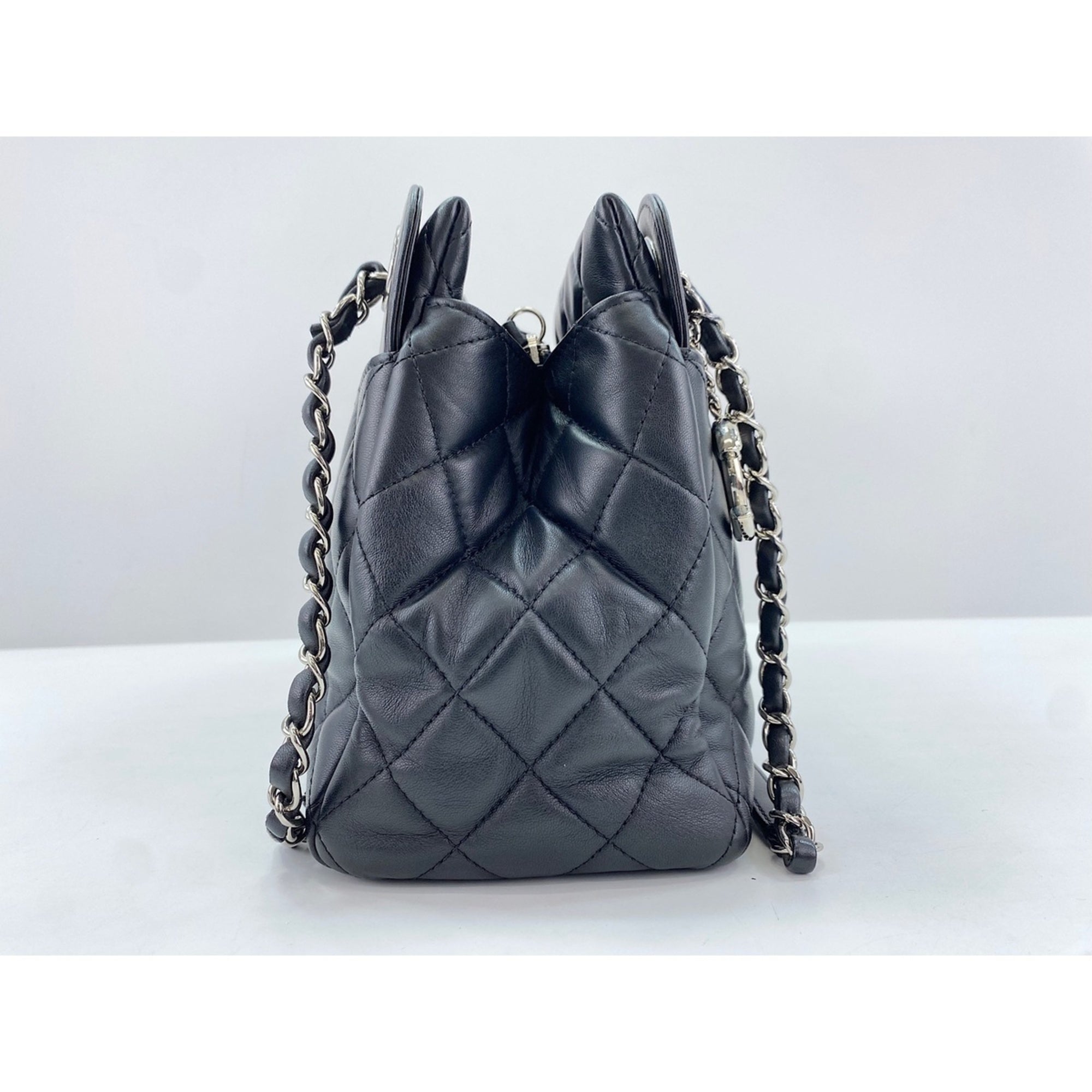 Chanel Black Shoulder Bag (Pre-Owned)
