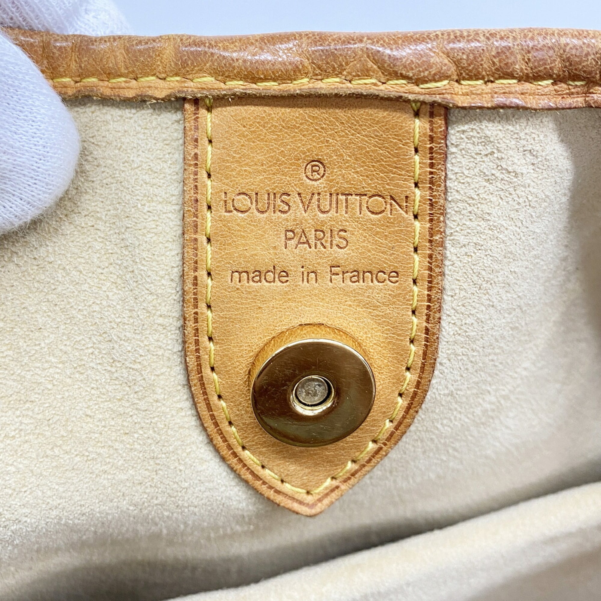Louis Vuitton White Shoulder Bag (Pre-Owned)
