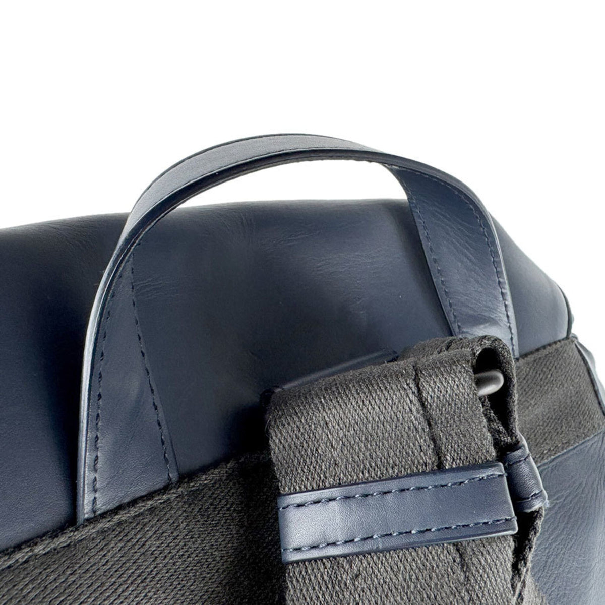 Bottega Veneta Navy Leather Backpack (Pre-Owned)