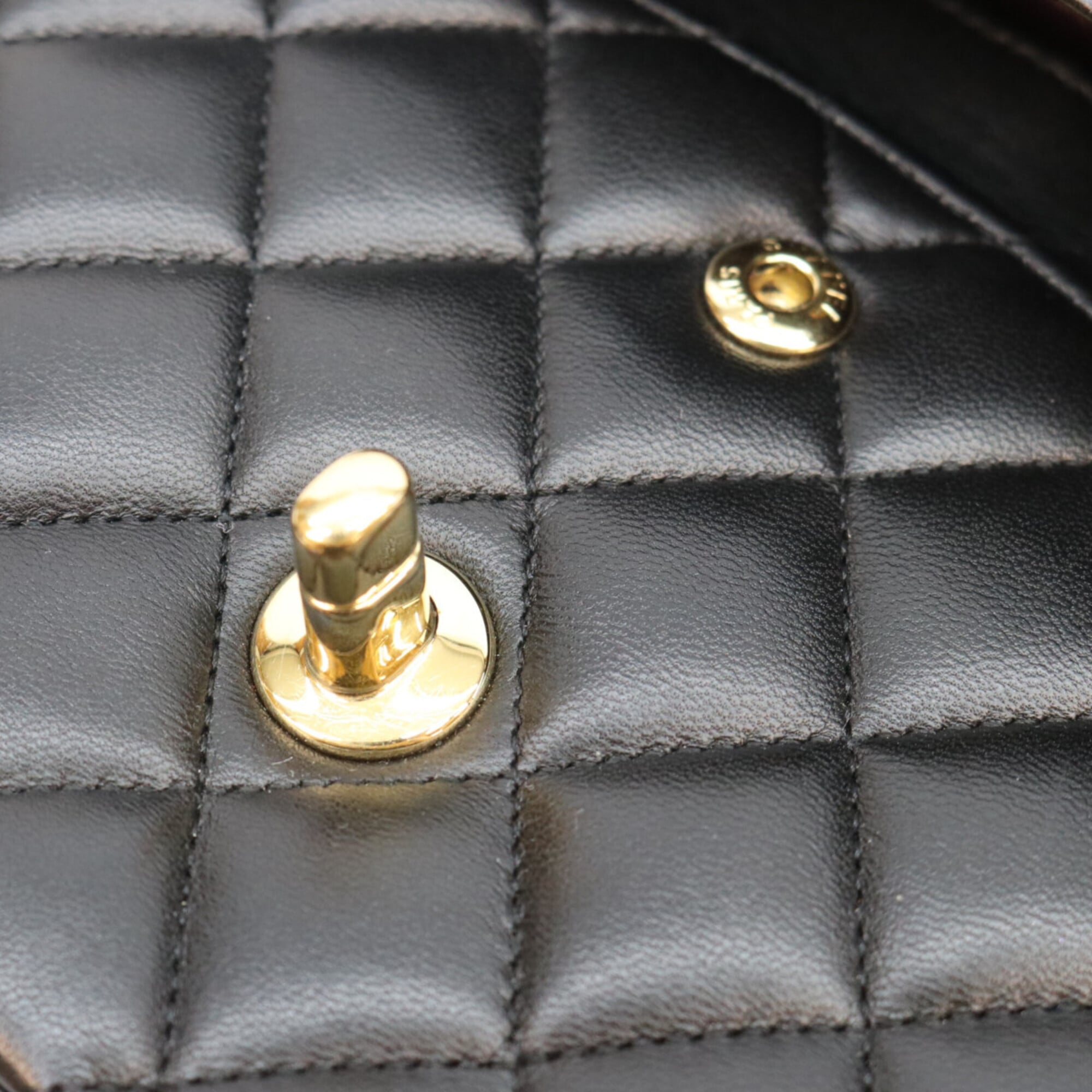 Chanel Black Leather Shoulder Bag (Pre-Owned)