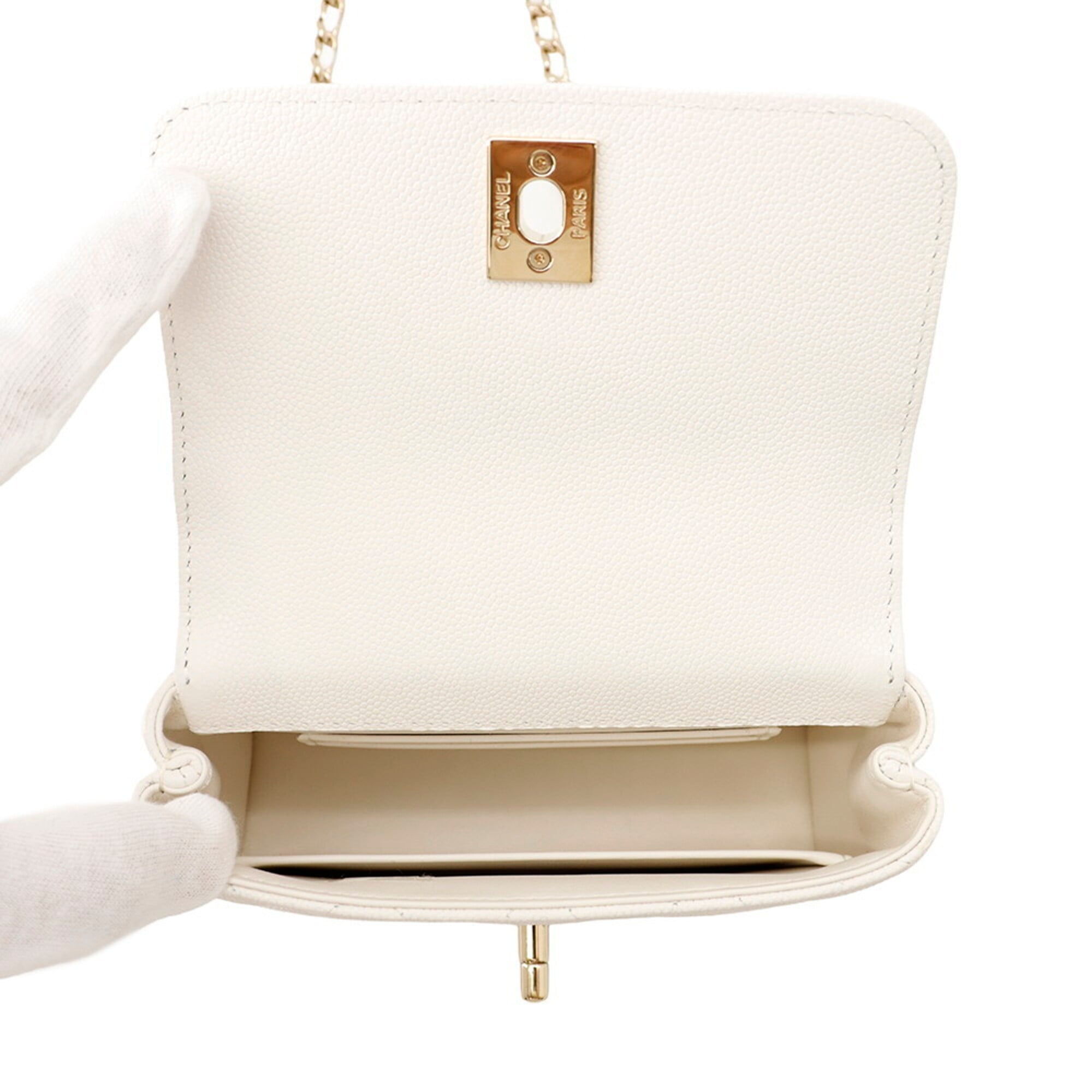 Chanel Matelasse White Grained Calfskin Handbag (Pre-Owned)