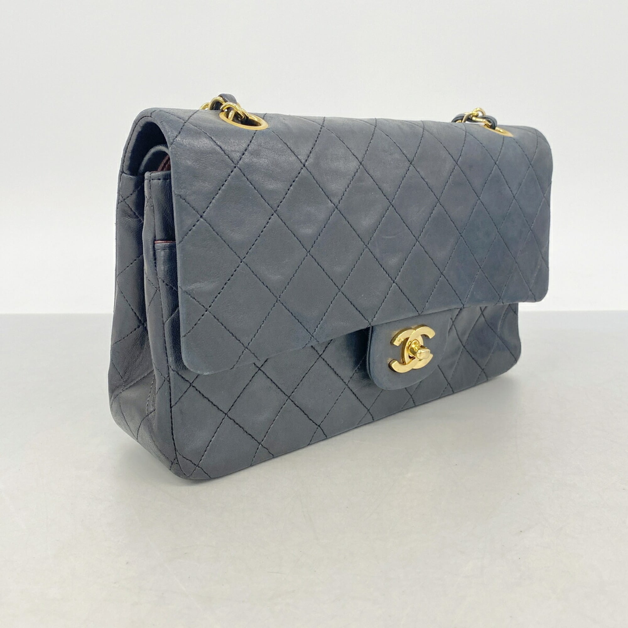 Chanel Black Leather Shoulder Bag (Pre-Owned)