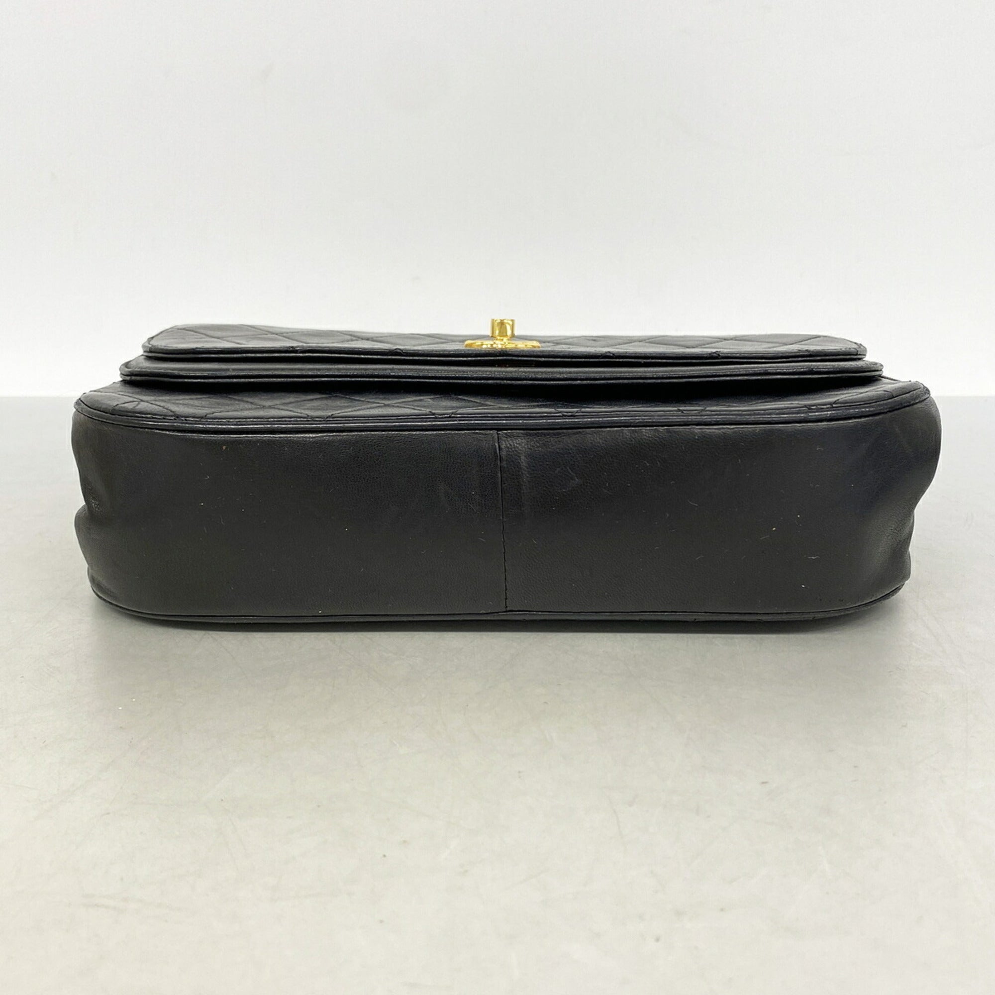 Chanel Black Leather Shoulder Bag (Pre-Owned)