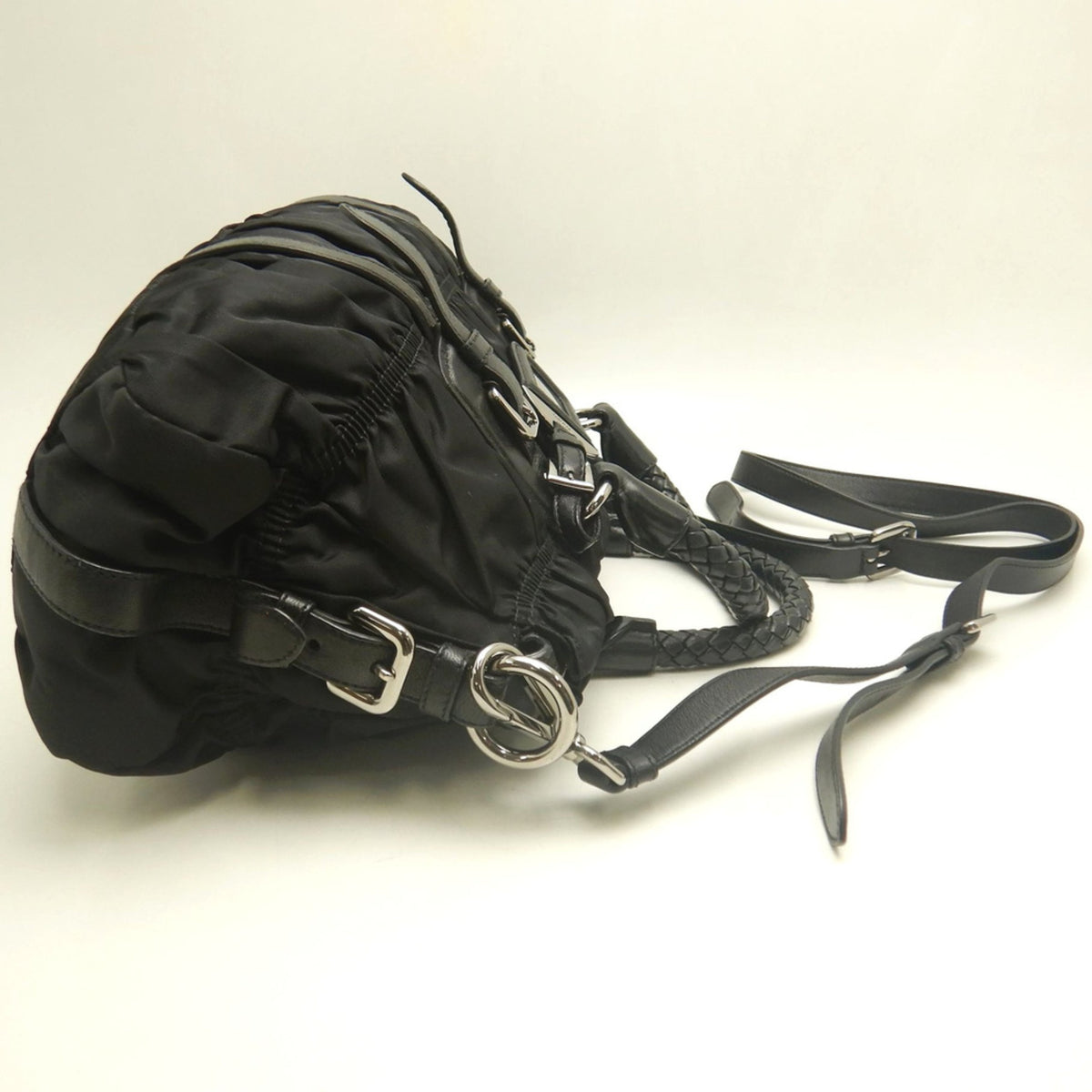 Prada Nero Nylon Handbag (Pre-Owned)
