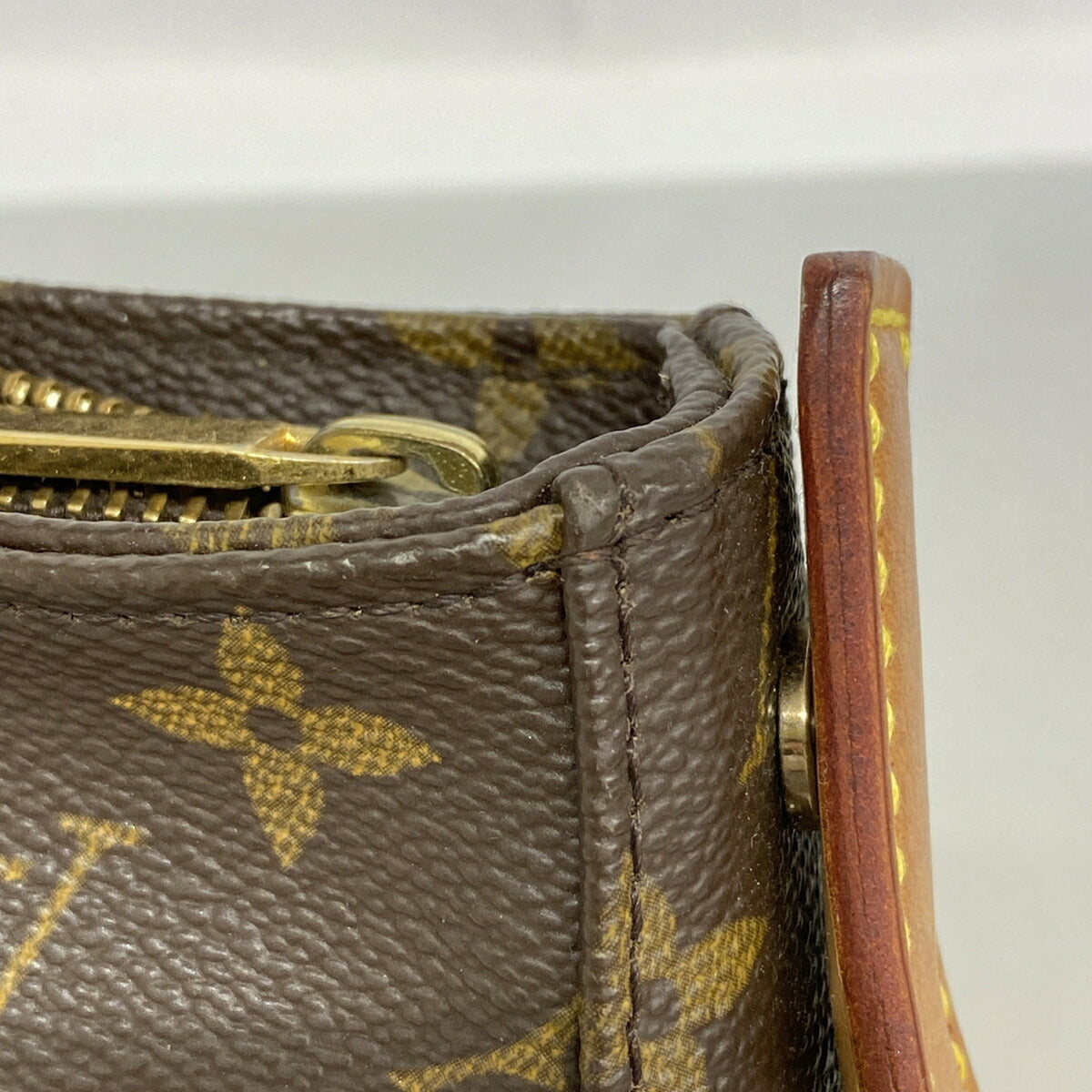 Louis Vuitton Brown Shoulder Bag (Pre-Owned)