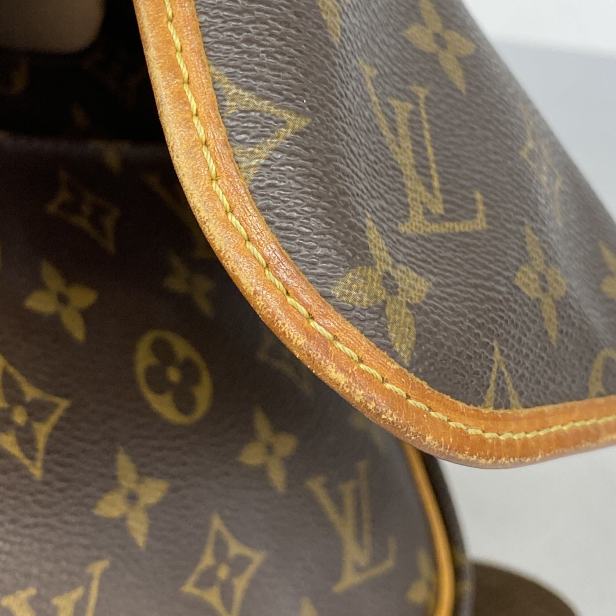 Louis Vuitton Brown Shoulder Bag (Pre-Owned)