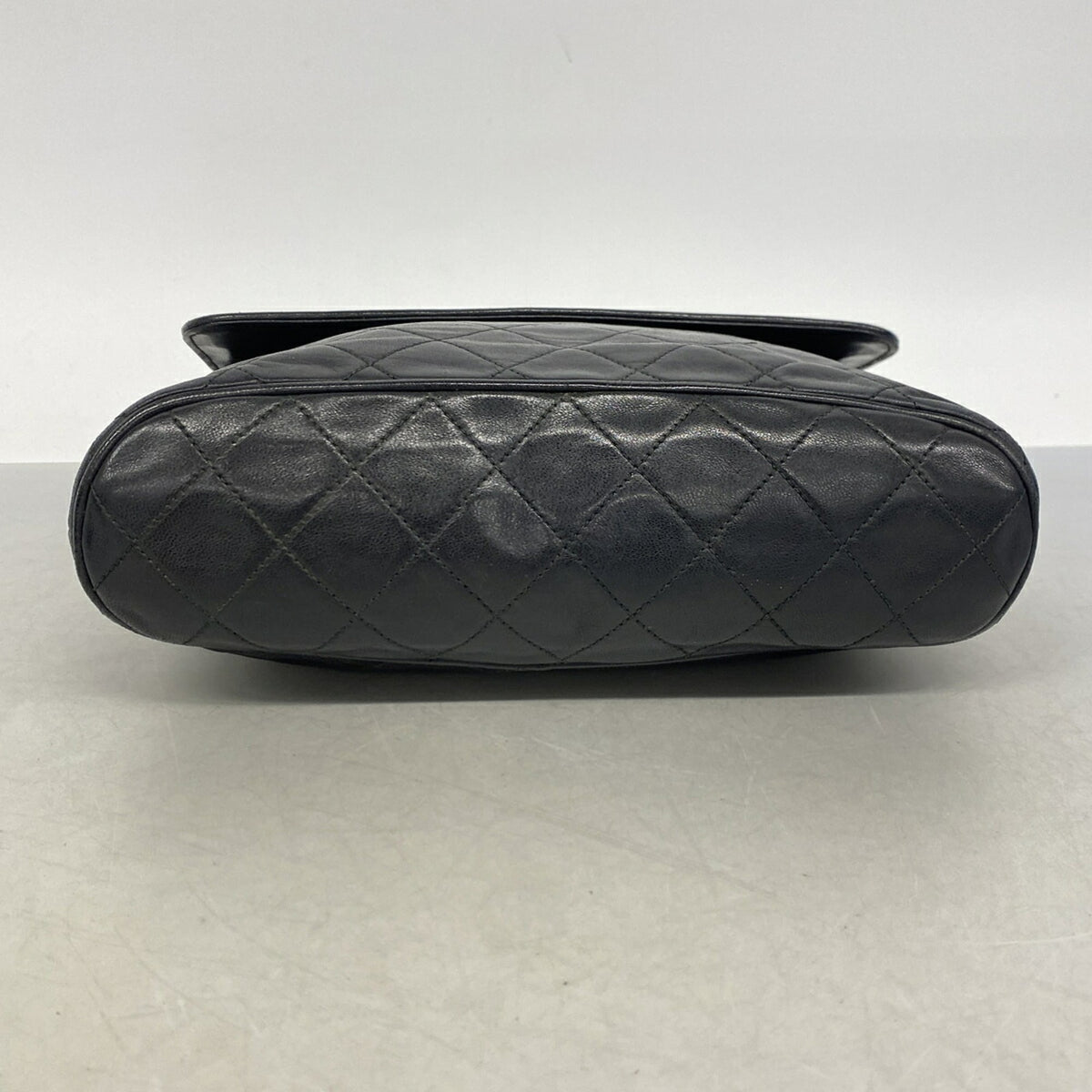 Chanel Black Leather Shoulder Bag (Pre-Owned)