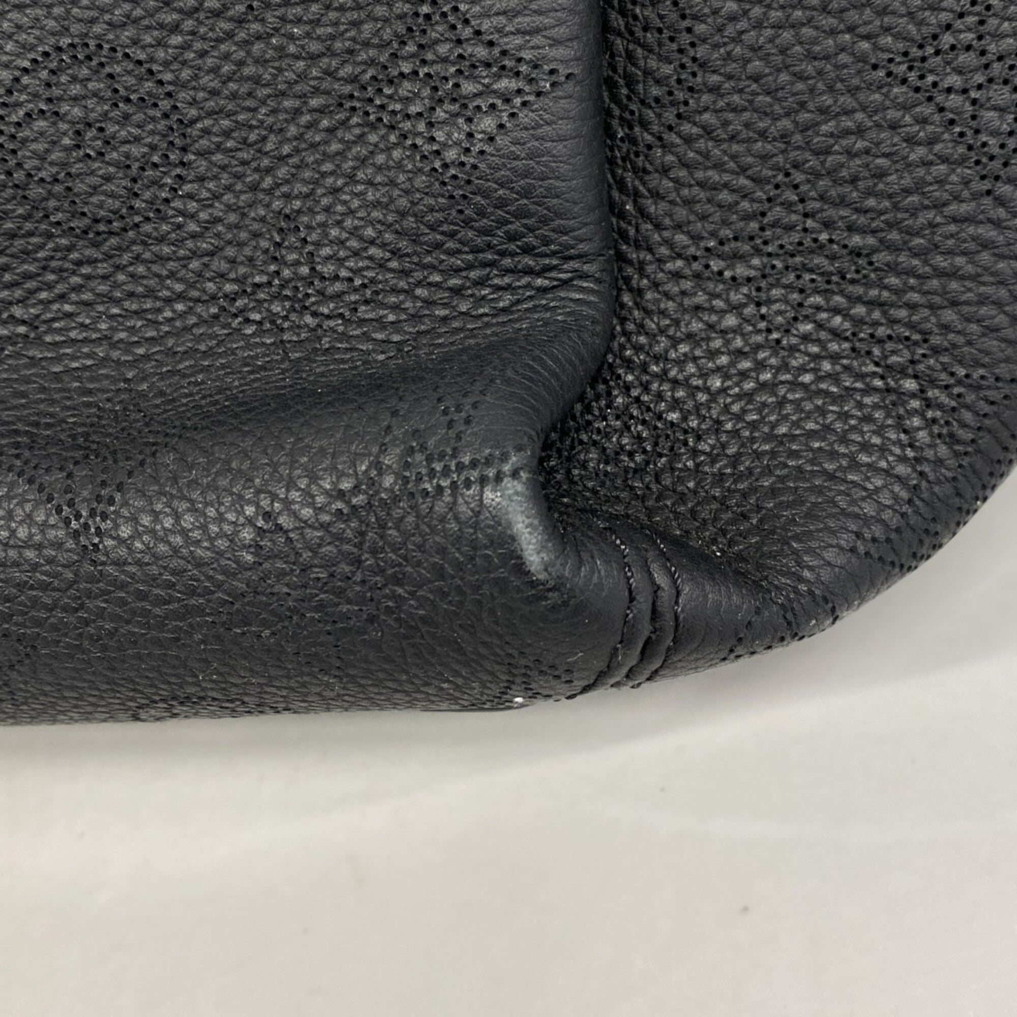 Louis Vuitton Noir Handbag (Pre-Owned)