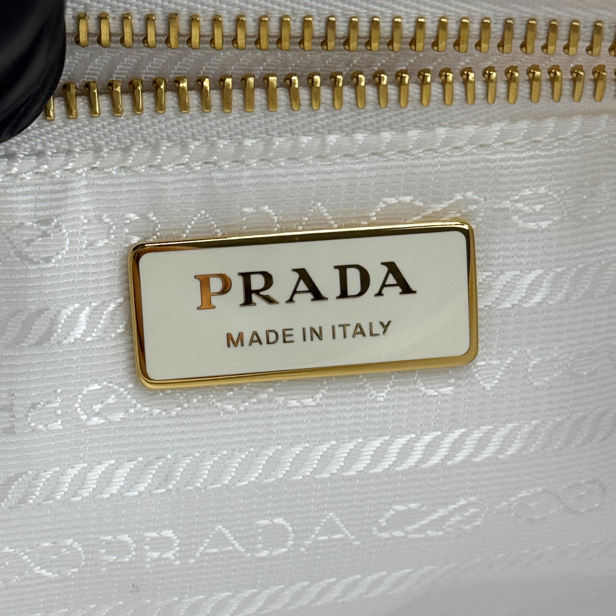 Prada Re-Edition 2004 Nylon And Leather White Nylon Shoulder Bag Bag (Pre-Owned)