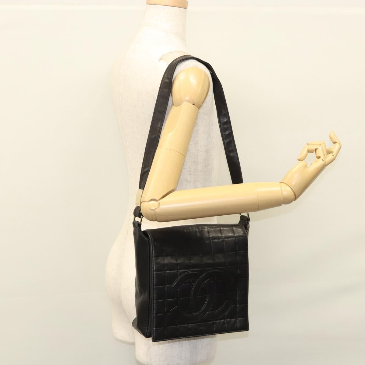 Chanel Chocolate Bar Cc Quilted Leather Black Leather Shoulder Bag Bag (Pre-Owned)